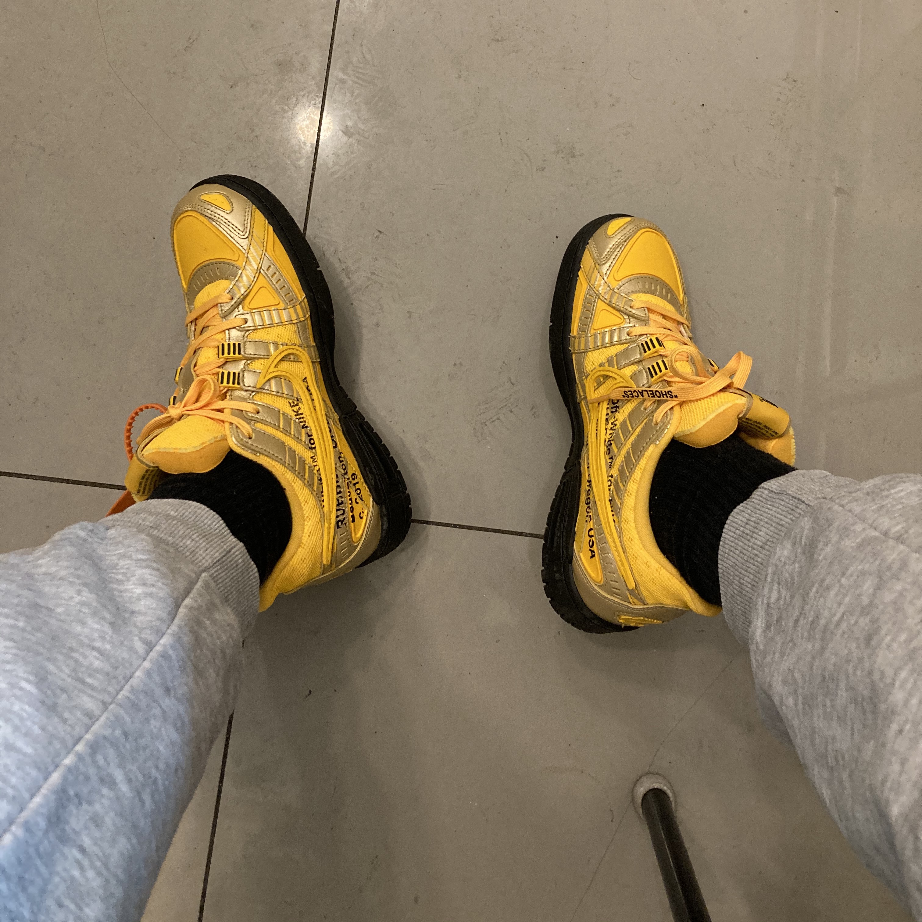 Nike x Off-White Air Rubber Dunk University Gold 착용 스타일