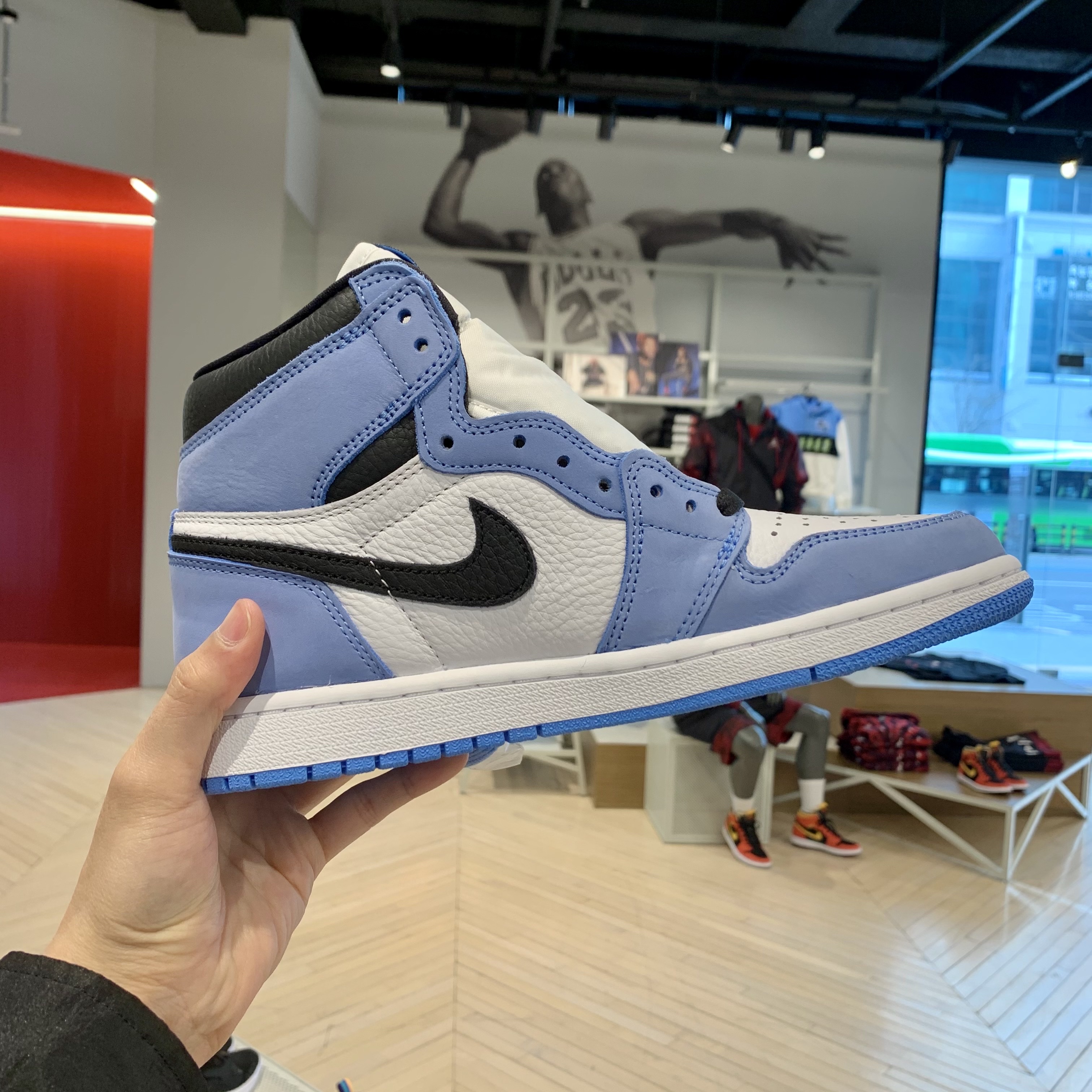 Jordan 1 Retro High OG University Blue 착용 스타일