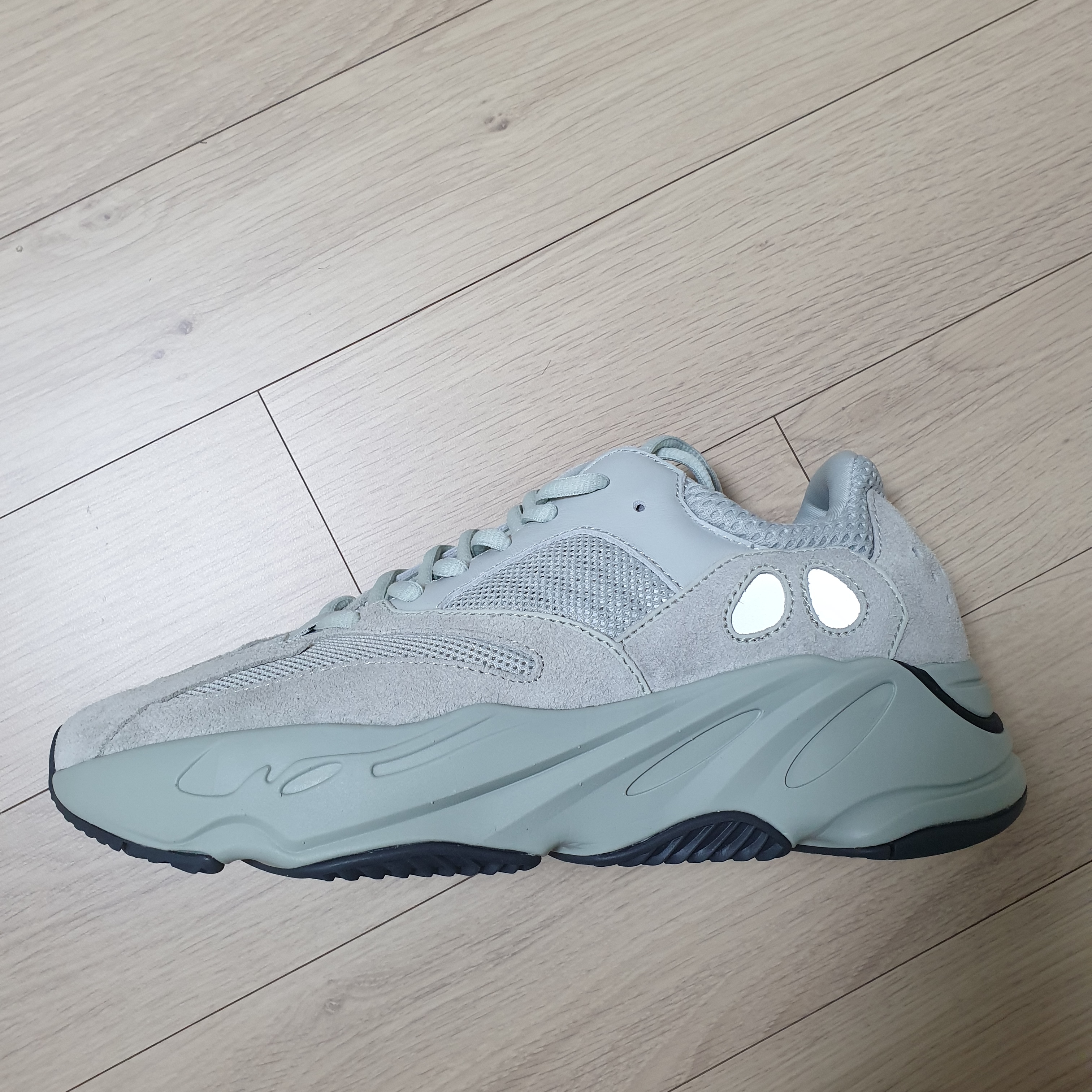 Adidas Yeezy Boost 700 Salt 착용 스타일