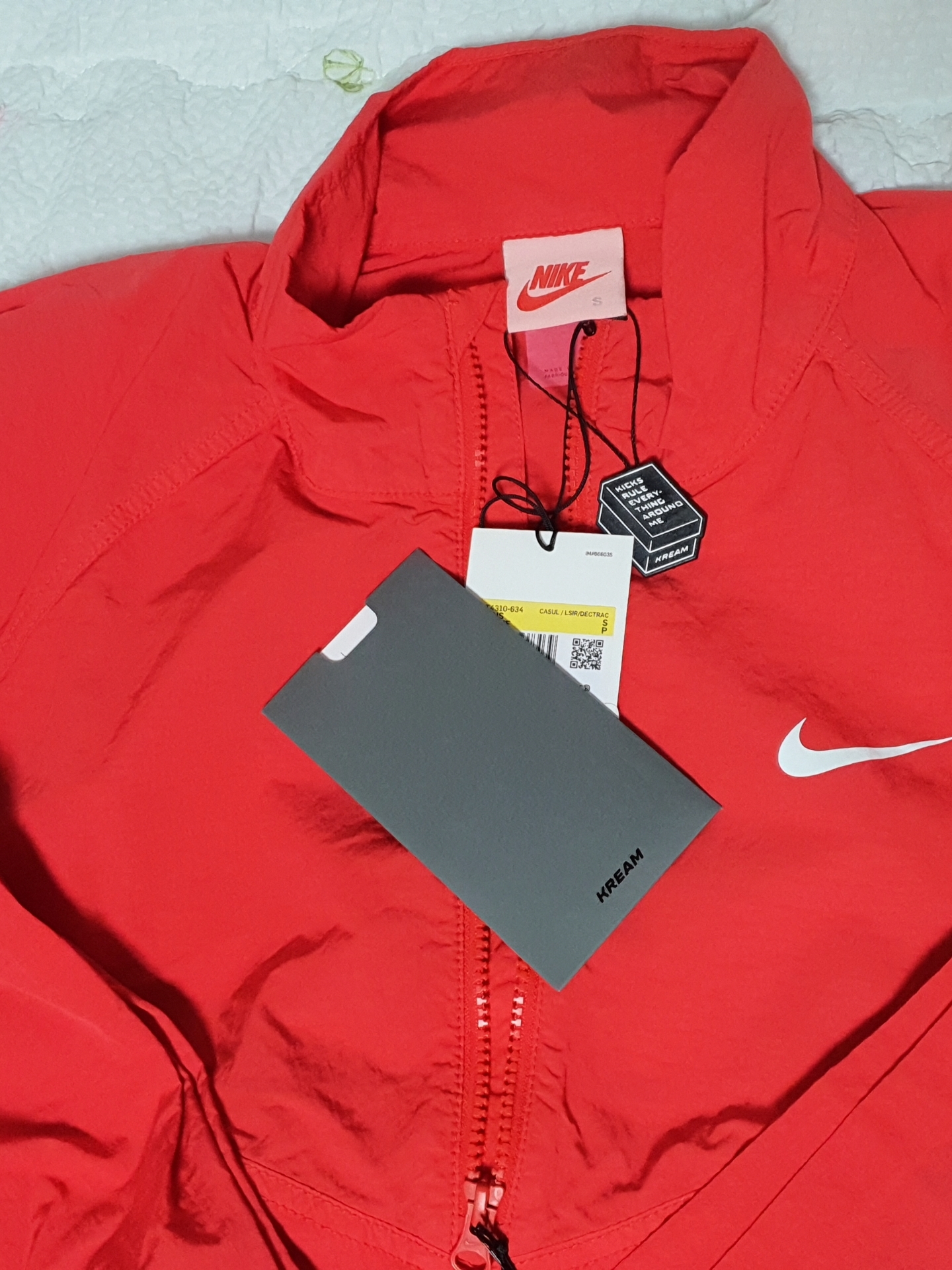 Nike x Stussy Windrunner Jacket Habanero Red, Nike x Stussy Air Zoom Spiridon Cage 2 Fossil 착용 스타일 - 2