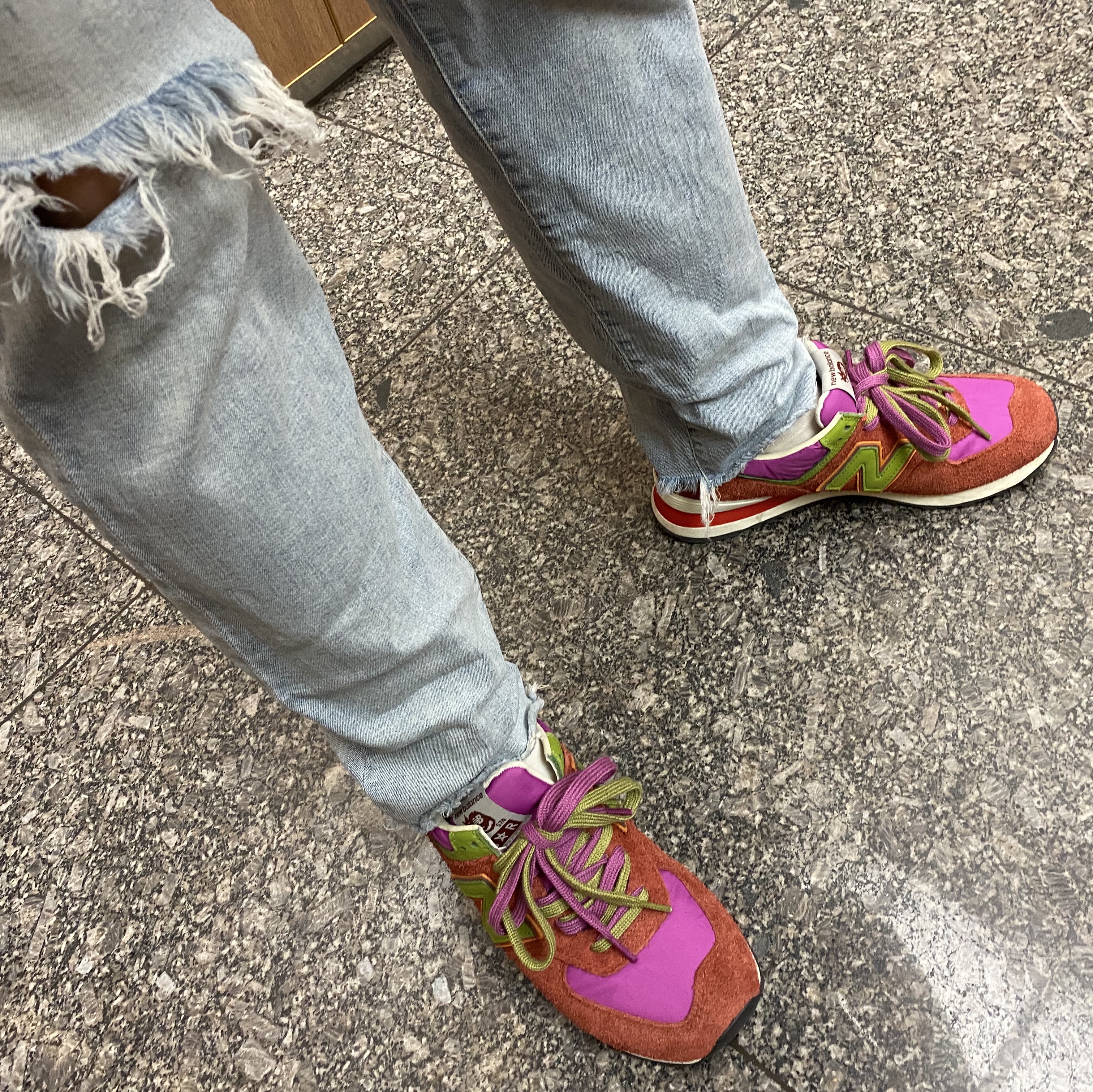 New Balance x Stray Rats 574 Red 착용 스타일 - 2