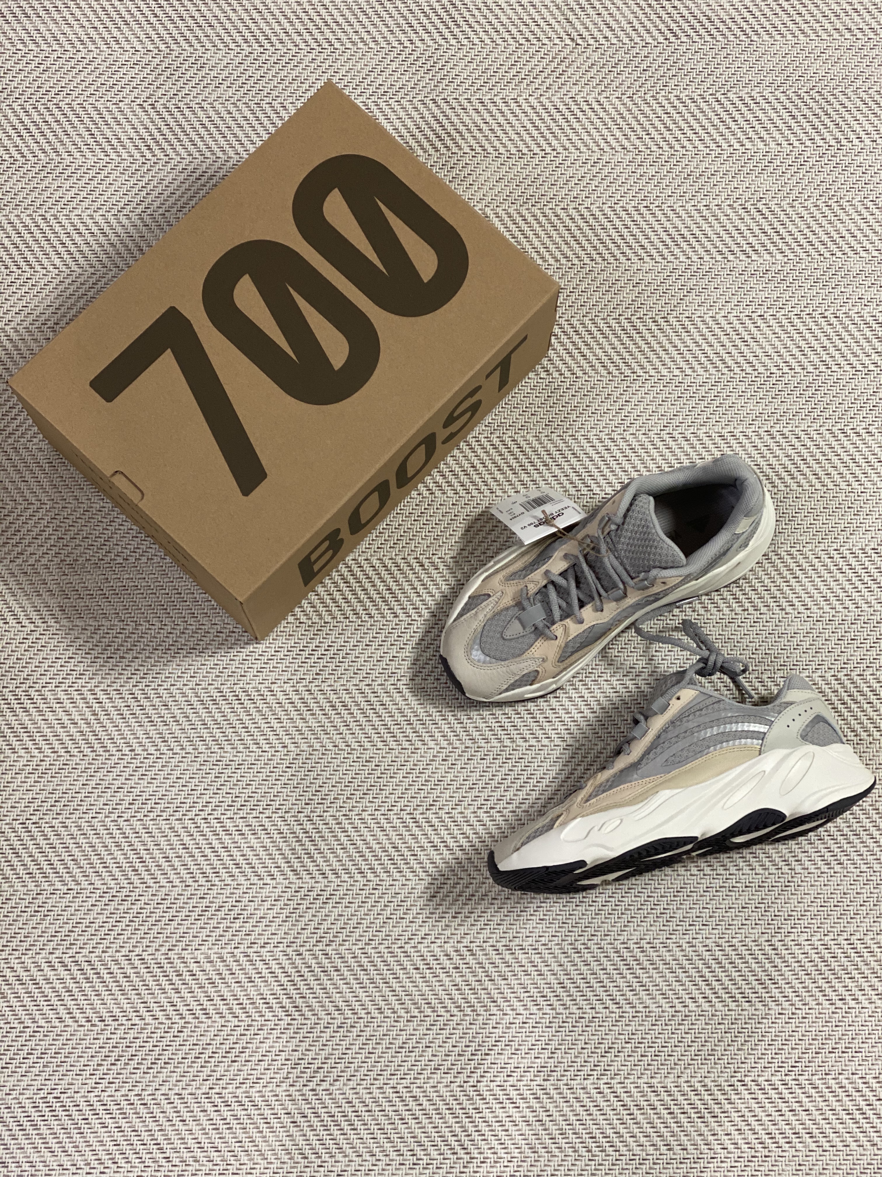 Adidas Yeezy Boost 700 V2 Cream, Adidas Yeezy Boost 700 V2 Static 2018 착용 스타일 - 1