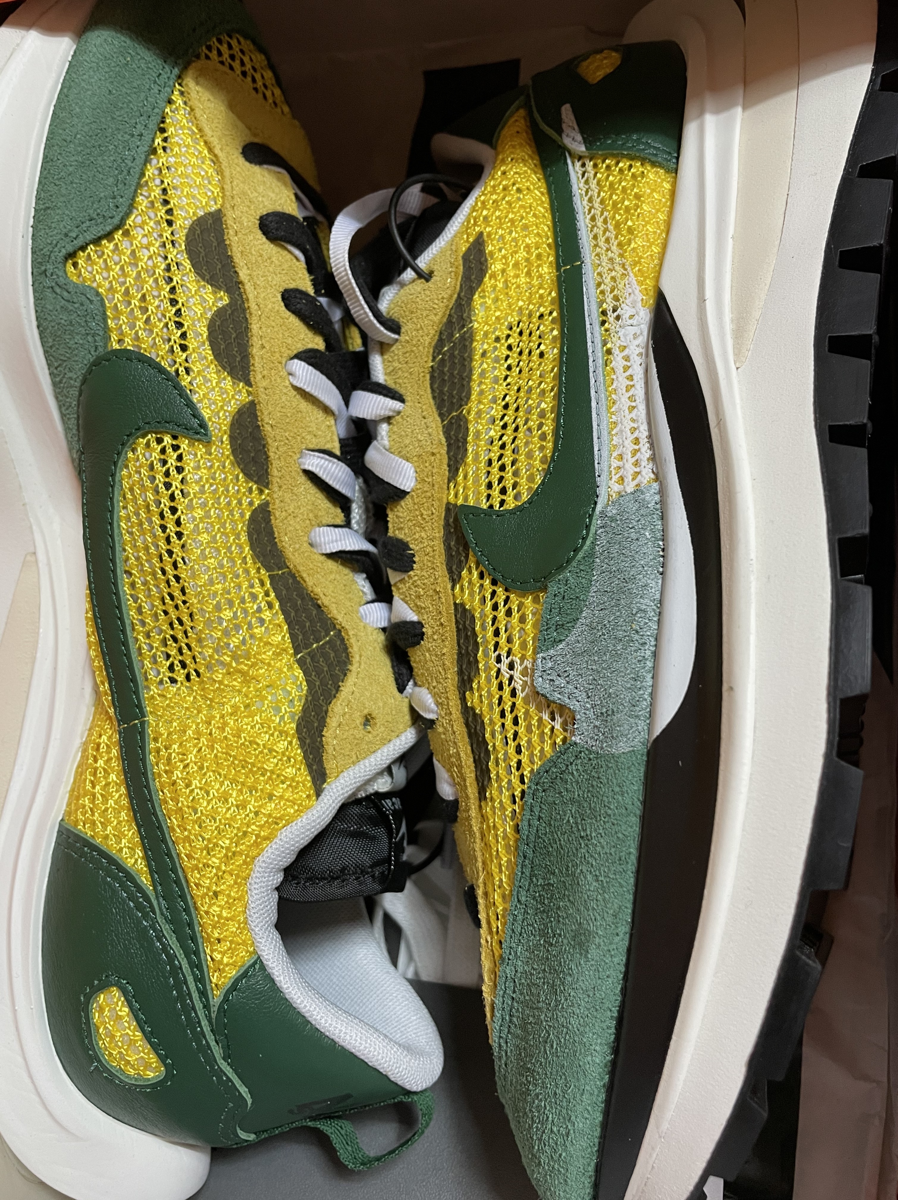 Nike x Sacai VaporWaffle Tour Yellow & Gorge Green Sail 착용 스타일