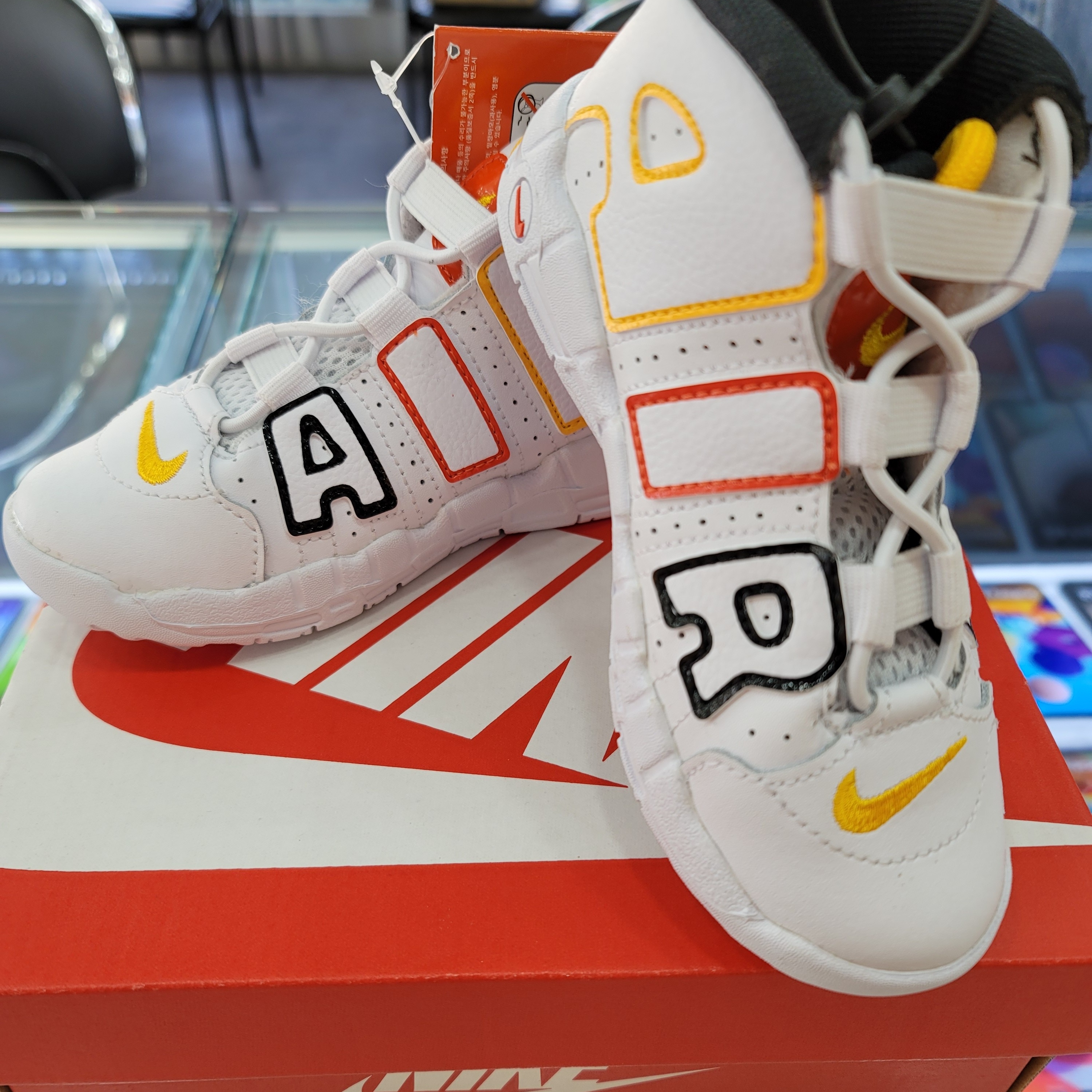 (TD) Nike Air More Uptempo Rayguns 착용 스타일