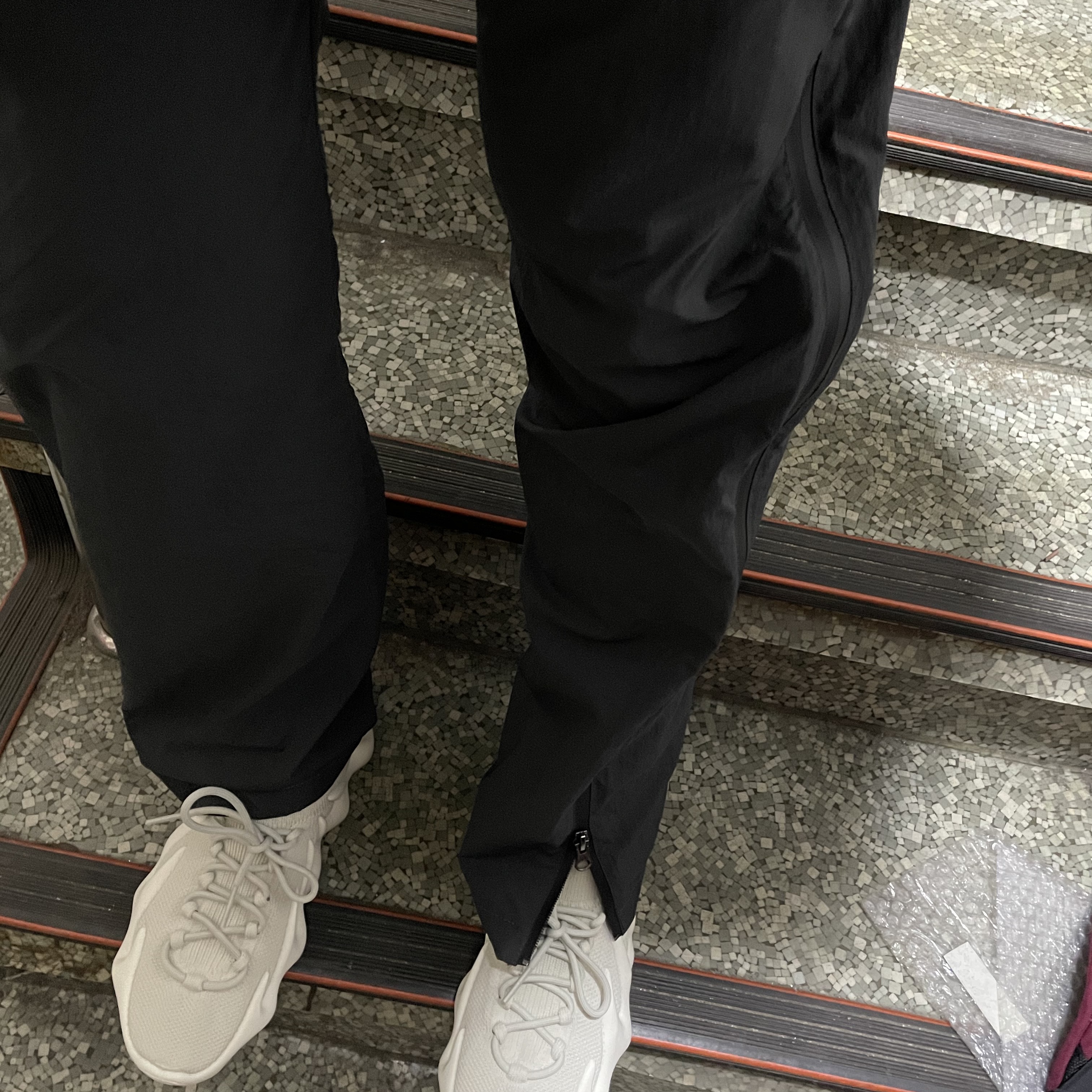 Adidas Yeezy 450 Cloud White 착용 스타일 - 2