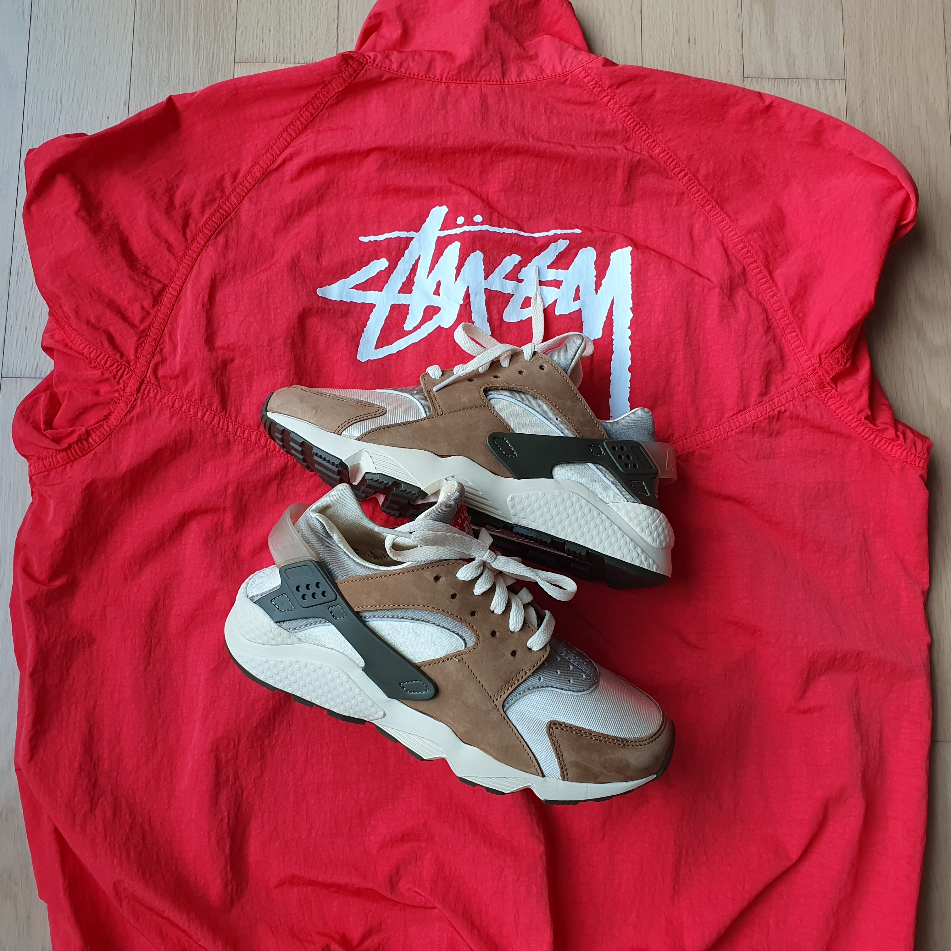 Nike x Stussy Air Huarache LE Desert Oak, Nike x Stussy Windrunner Jacket Habanero Red 착용 스타일