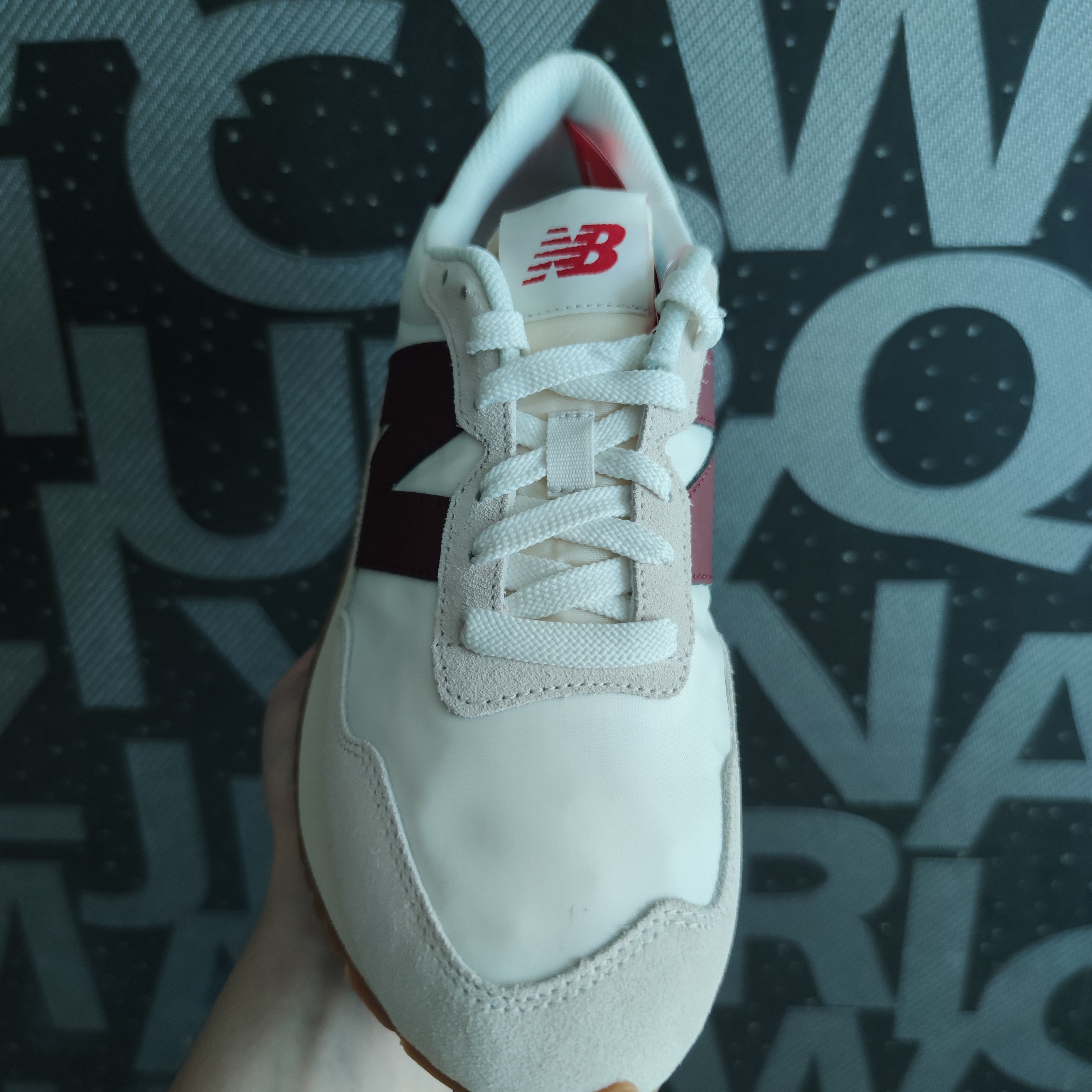 New Balance 237 Moonbeam Classic Burgundy 착용 스타일 - 2