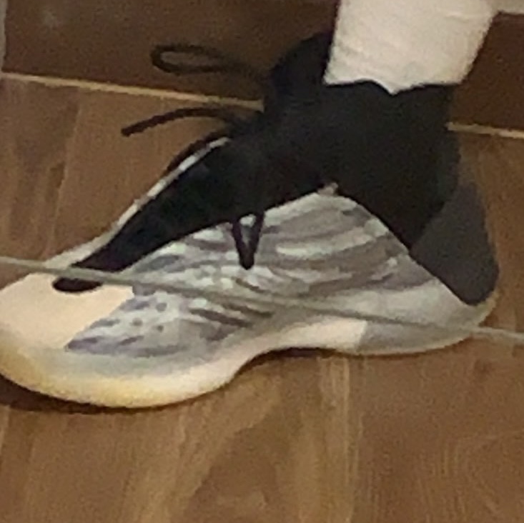 Adidas Yeezy QNTM BSKTBL 착용 스타일