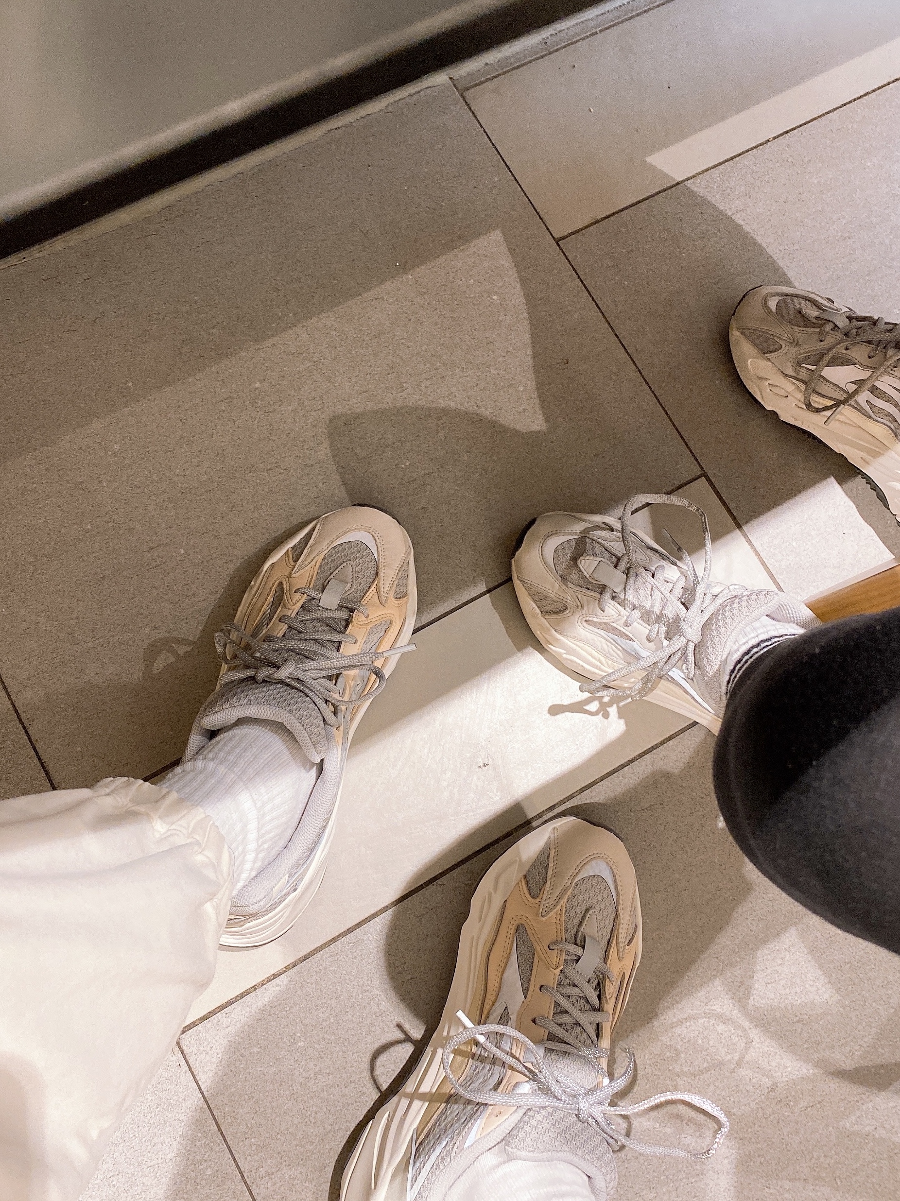 Adidas Yeezy Boost 700 V2 Cream, Adidas Yeezy Boost 700 V2 Static 2018 착용 스타일 - 4