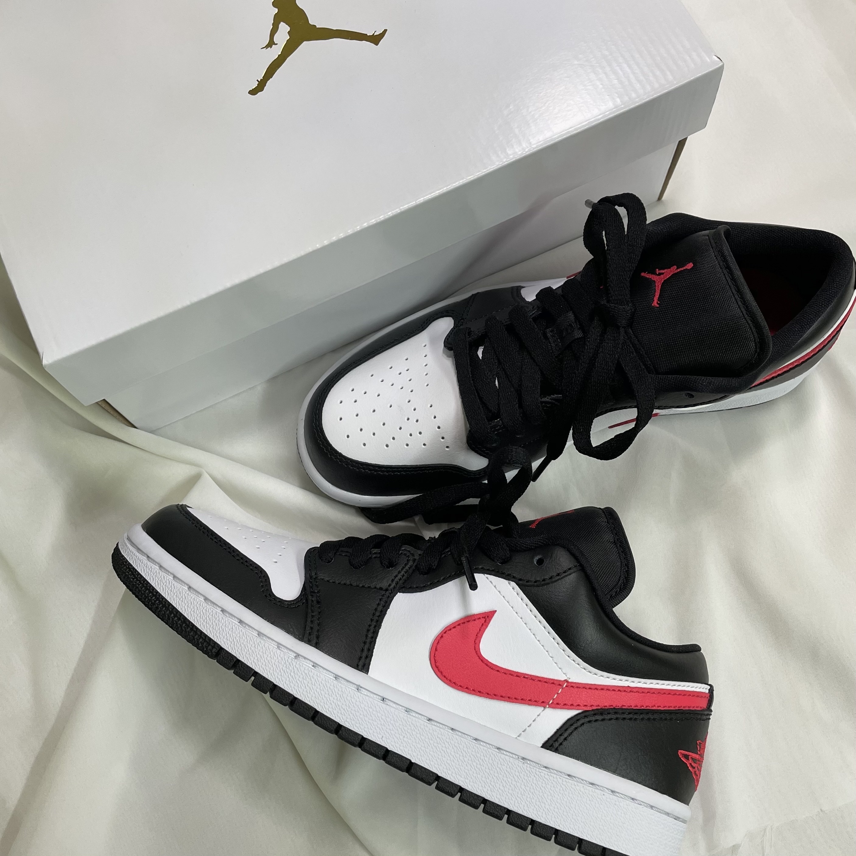 (GS) Jordan 1 Low Light Smoke Grey, (W) Jordan 1 Low Black Siren Red 착용 스타일 - 3
