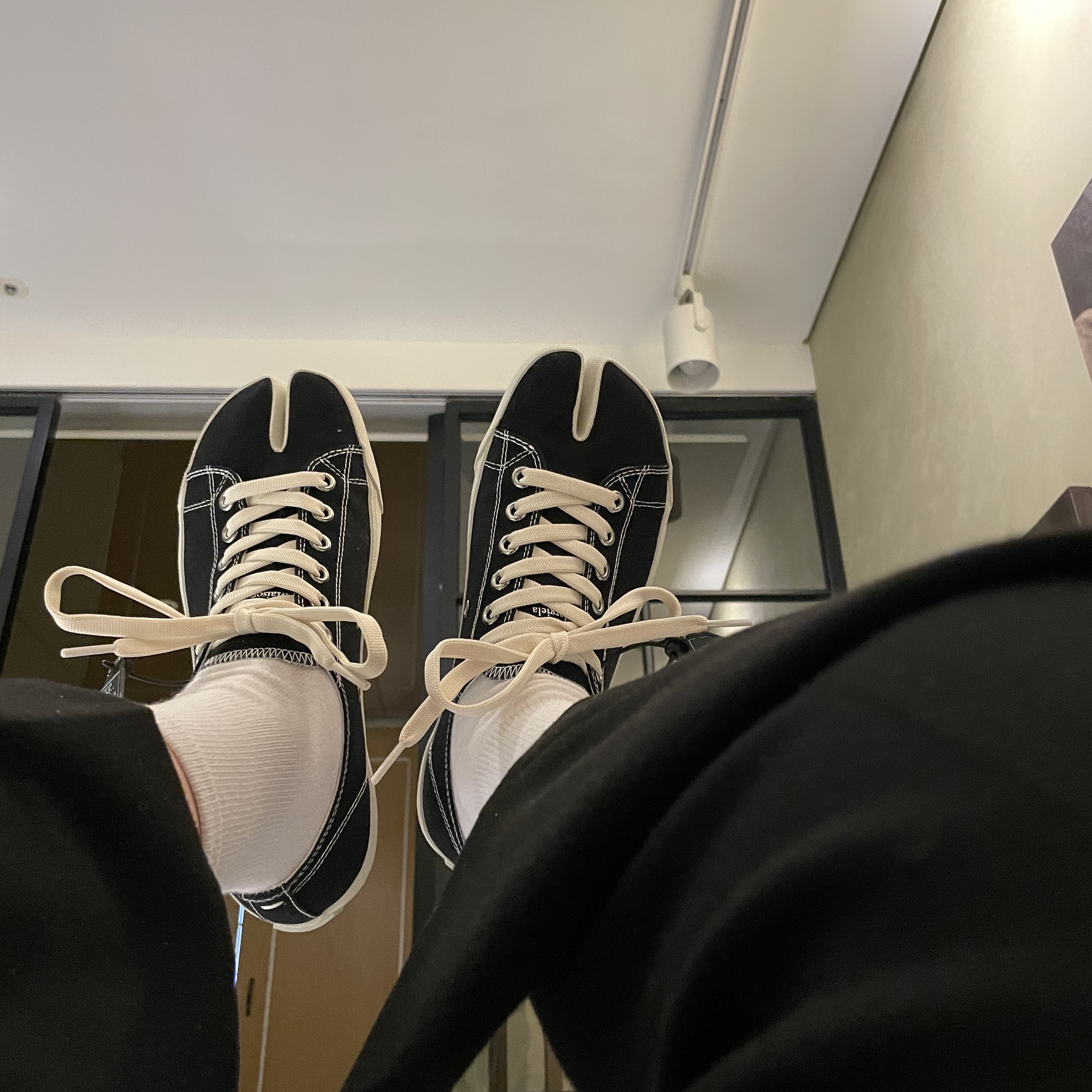 Maison Margiela Tabi Low Black 착용 스타일