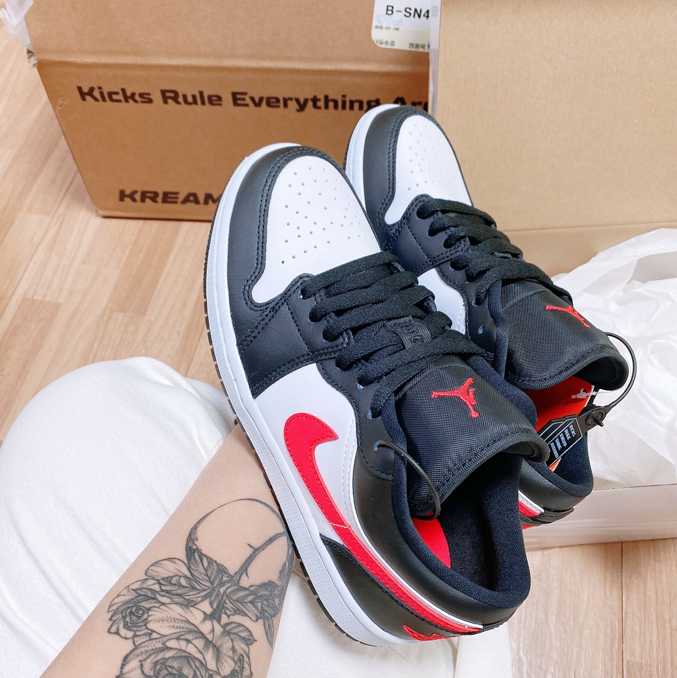 (W) Jordan 1 Low Black Siren Red 착용 스타일 - 2