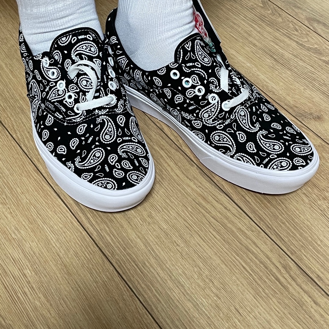 Vans Paisley ComfyCush Era Black 착용 스타일 - 2