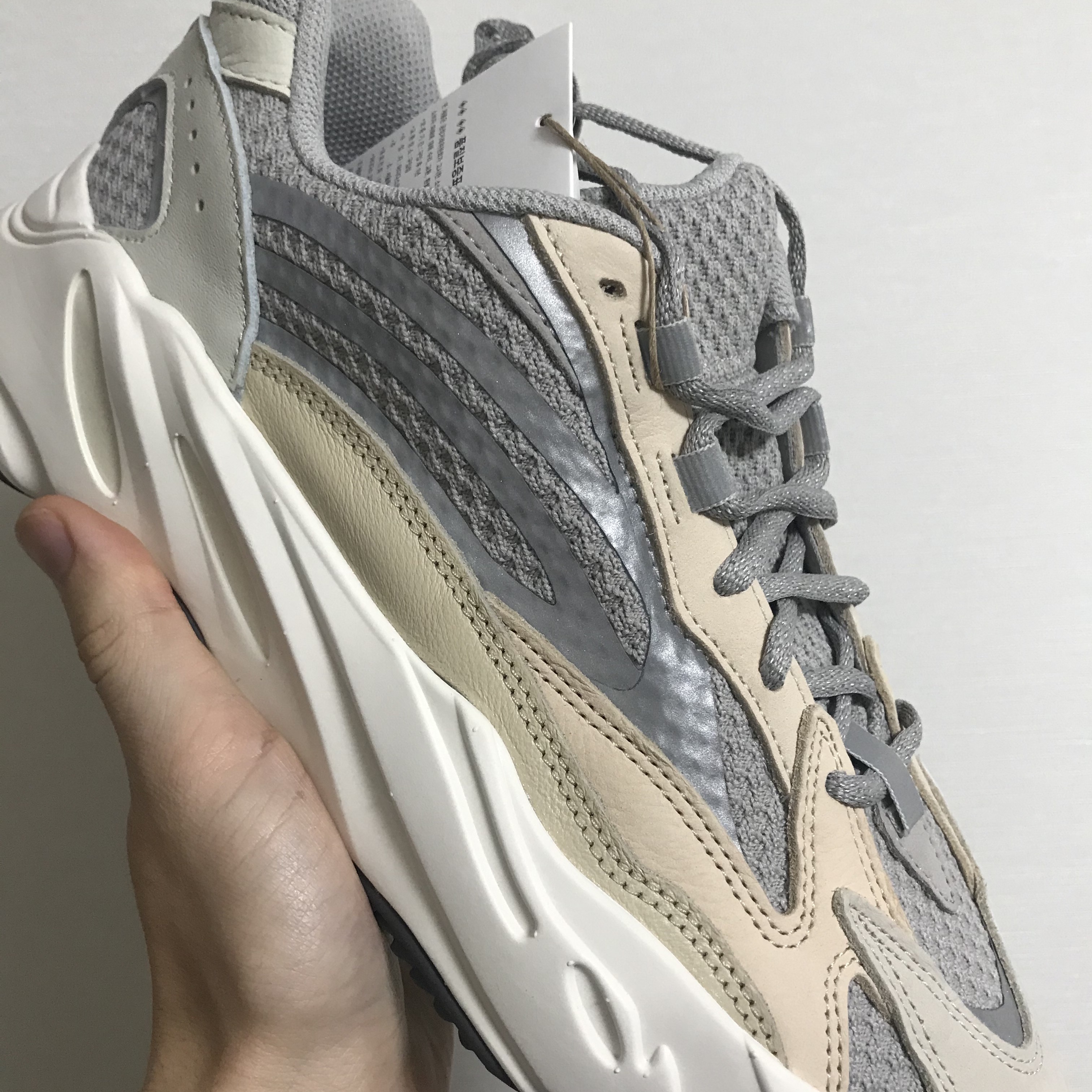 Adidas Yeezy Boost 700 V2 Cream 착용 스타일 - 1