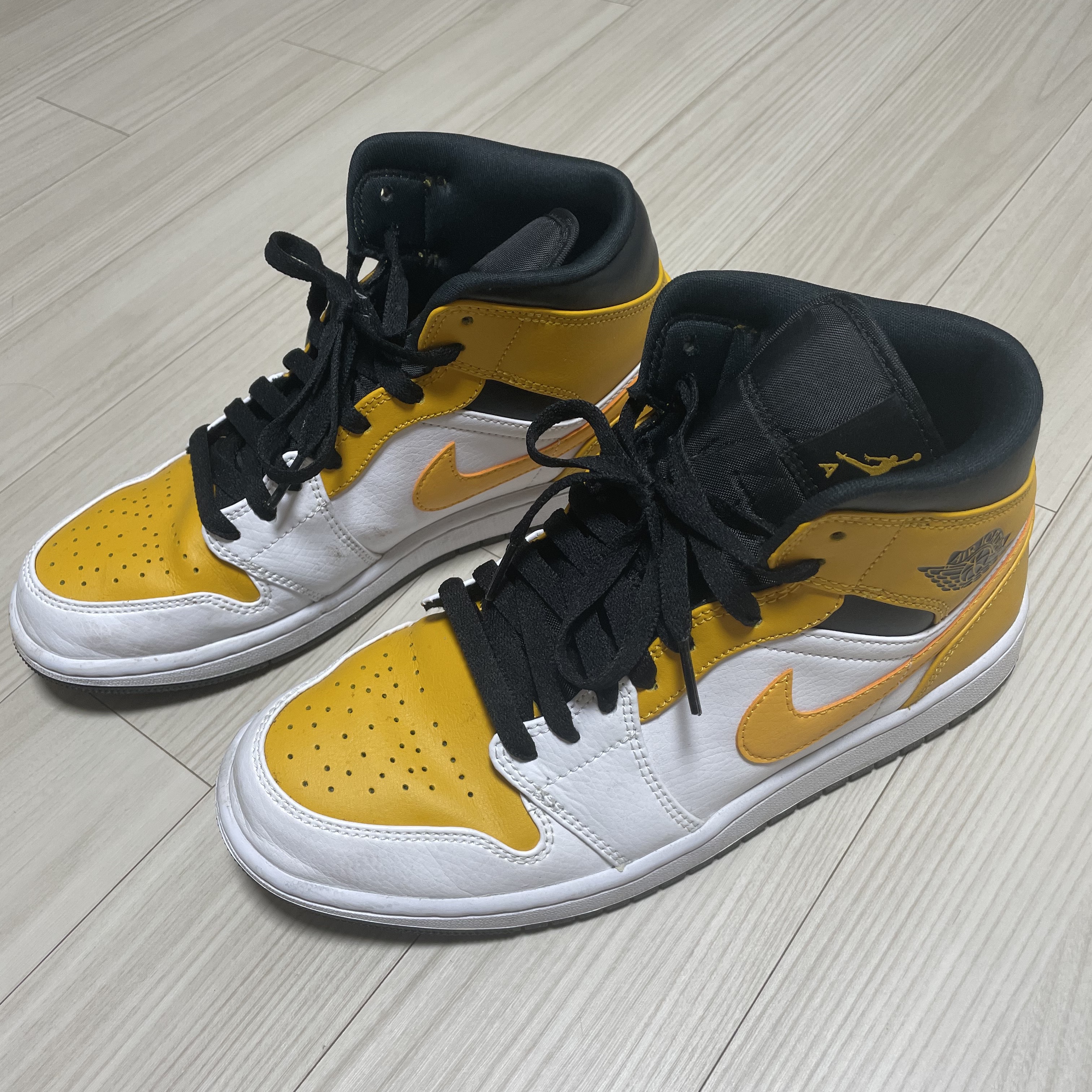 Jordan 1 Mid White University Gold 착용 스타일 - 2