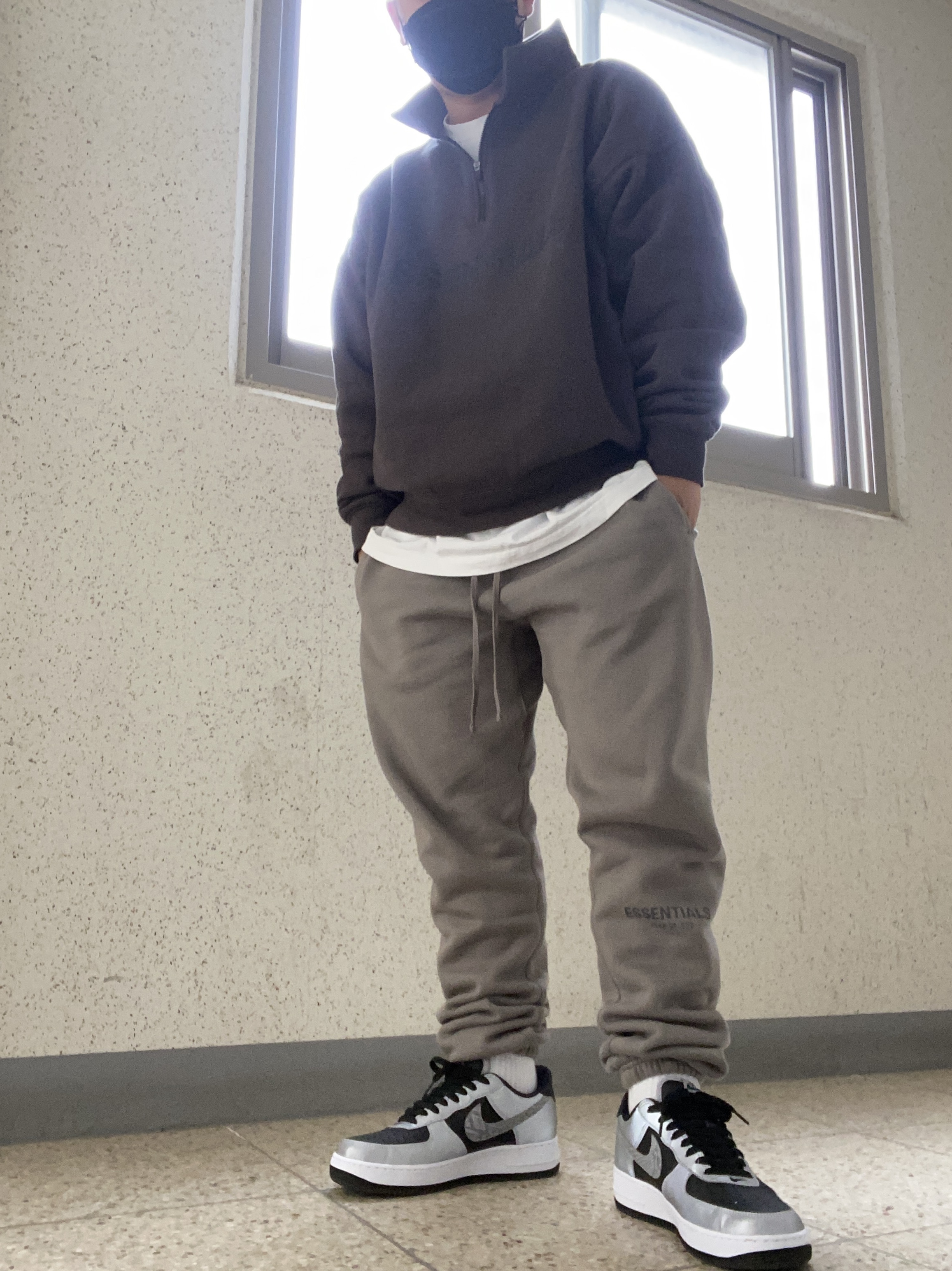 Essentials Sweatpants Cement - 20FW, Essentials Half-Zip Pullover Weathered Black - 20FW 착용 스타일 - 2
