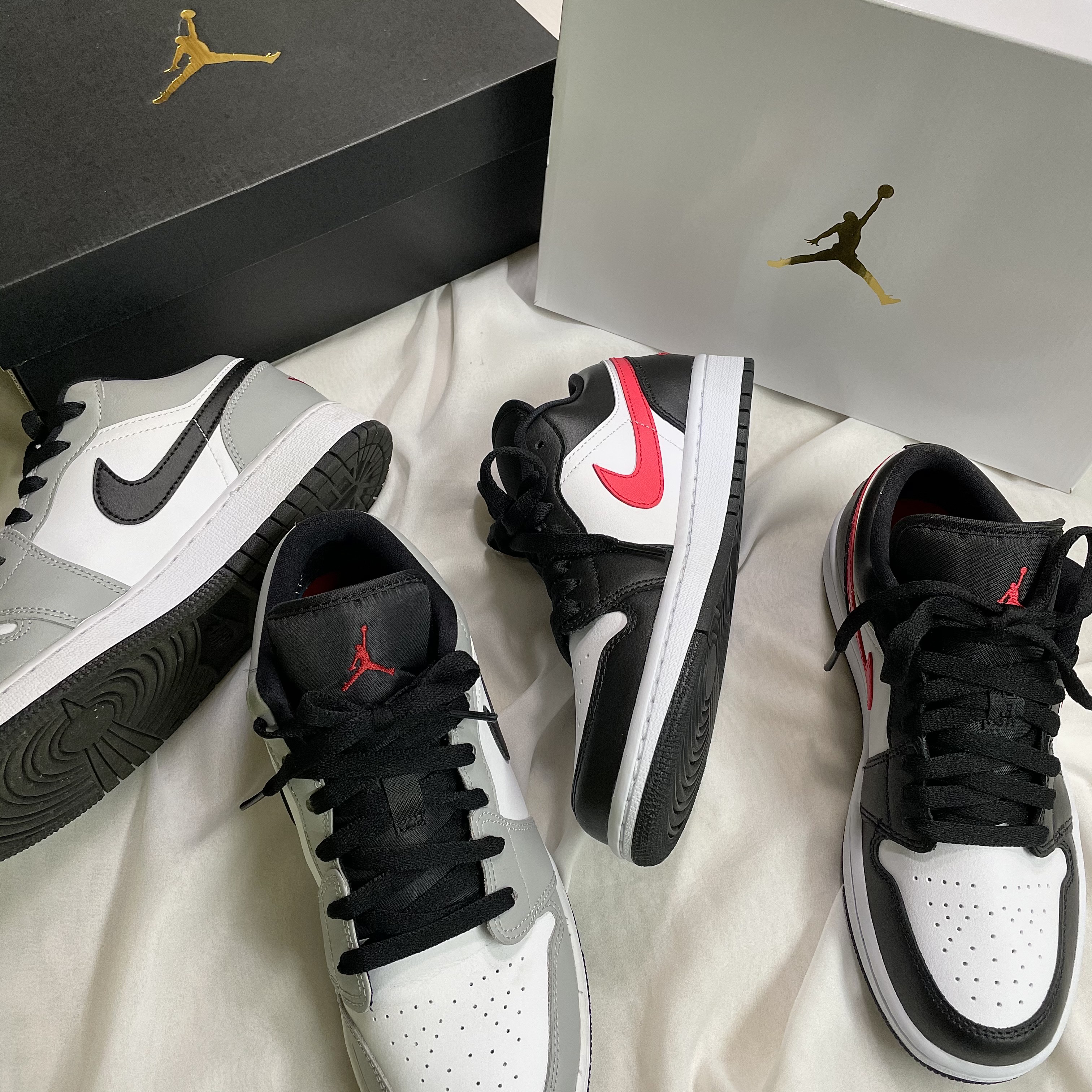 (GS) Jordan 1 Low Light Smoke Grey, (W) Jordan 1 Low Black Siren Red 착용 스타일 - 1