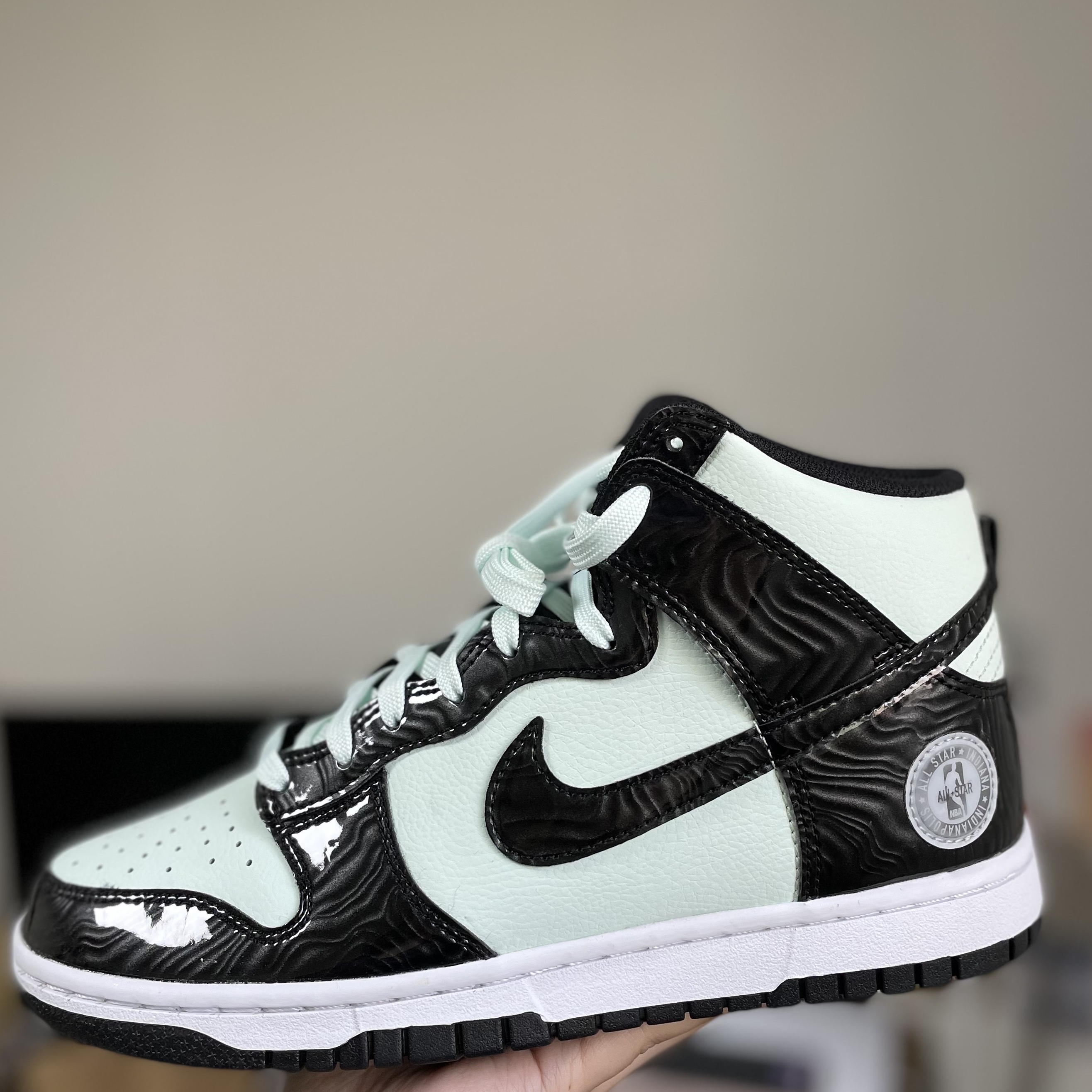 Nike Dunk High Barely Green 착용 스타일 - 3