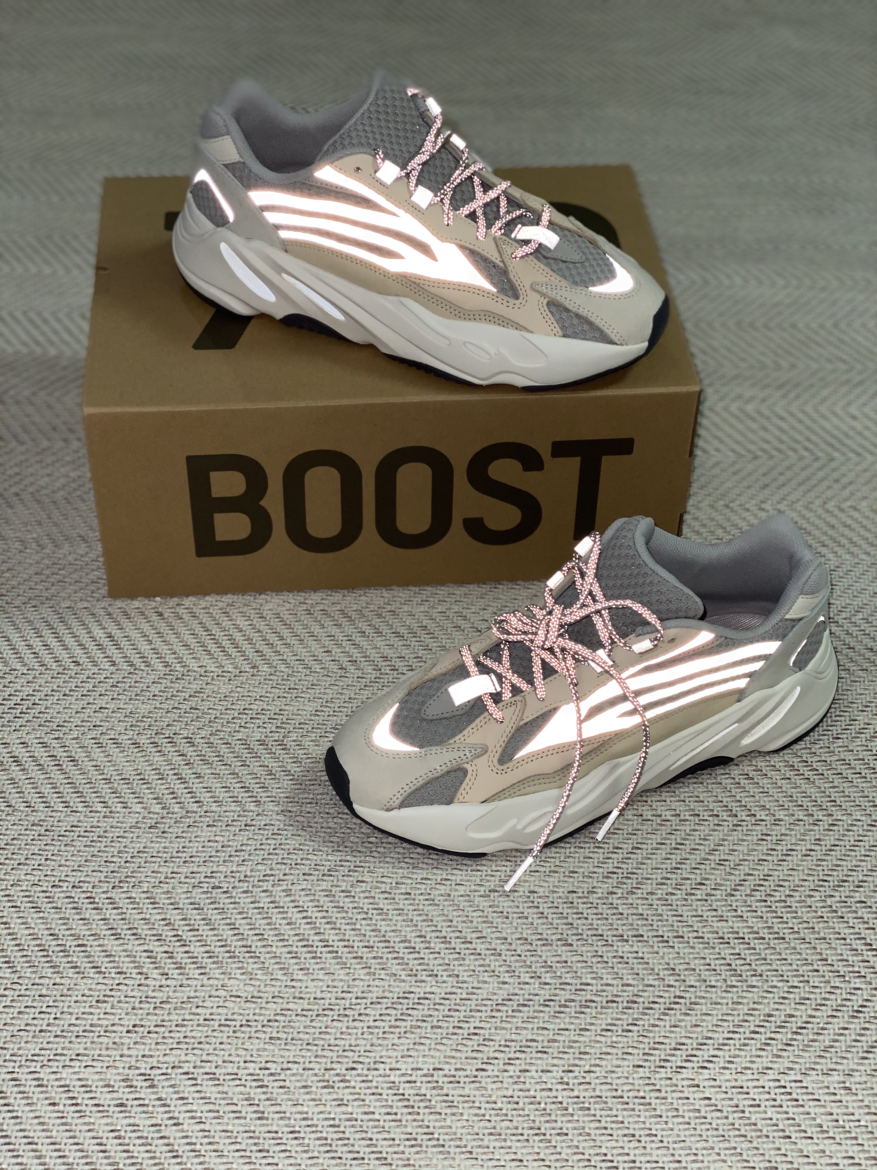 Adidas Yeezy Boost 700 V2 Cream, Adidas Yeezy Boost 700 V2 Static 2018 착용 스타일 - 2