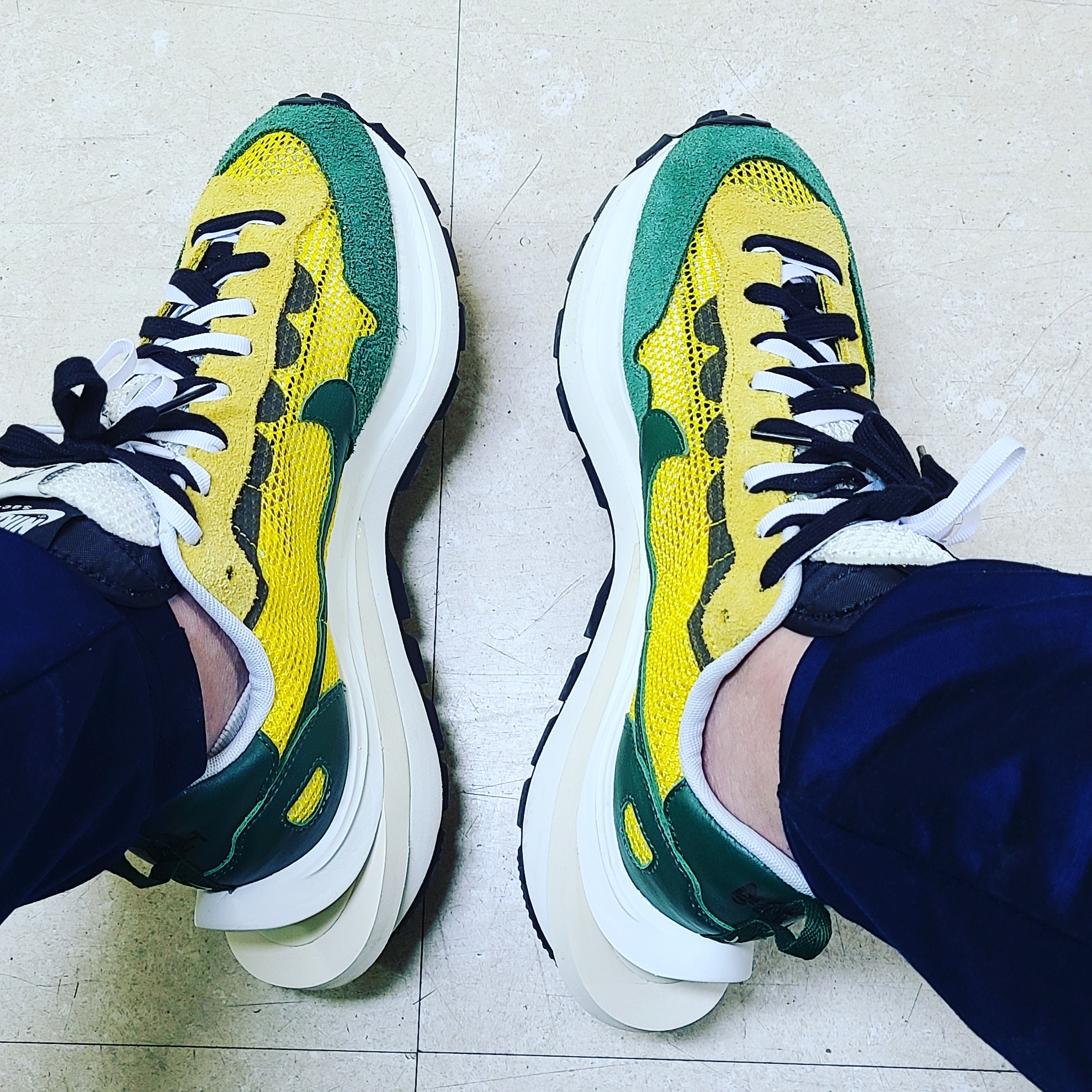 Nike x Sacai VaporWaffle Tour Yellow & Gorge Green Sail 착용 스타일