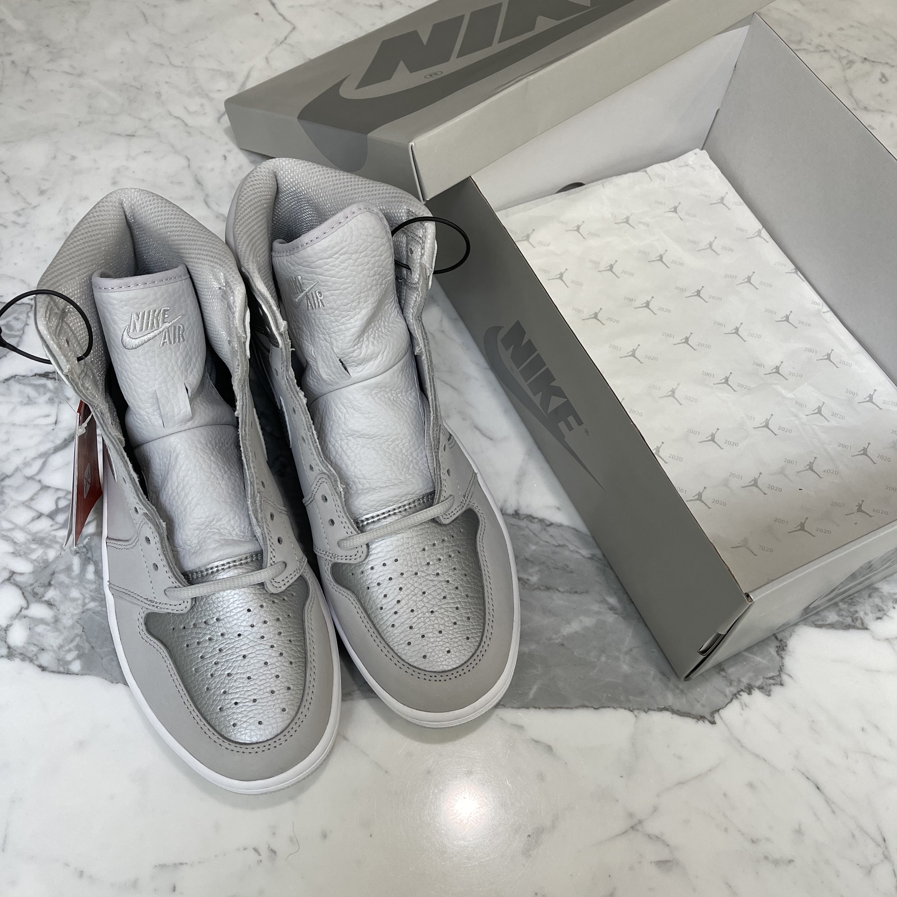 Jordan 1 Retro High OG CO.JP Neutral Grey 착용 스타일 - 3