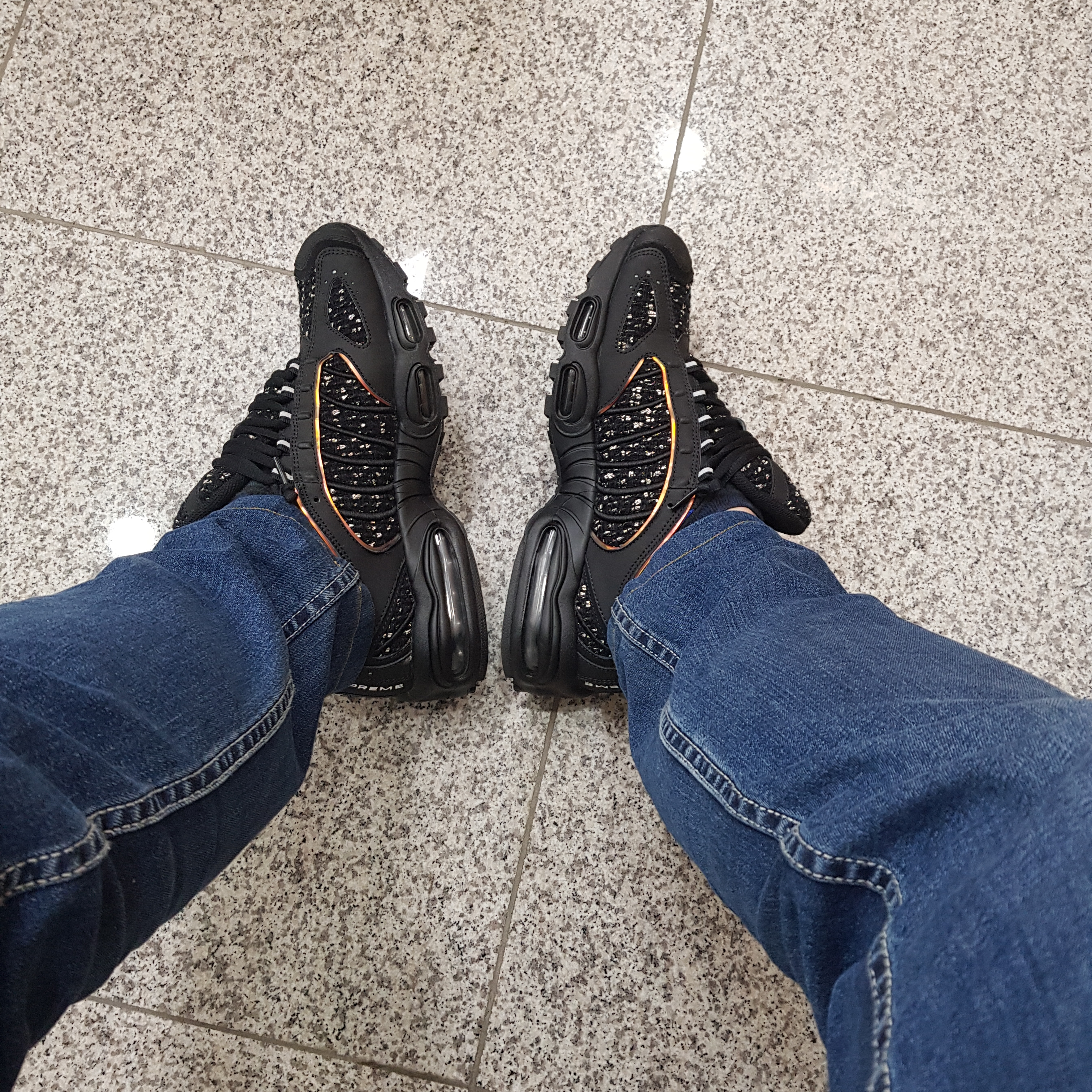 Nike x Supreme Air Max Tailwind 4 Black 착용 스타일 - 2