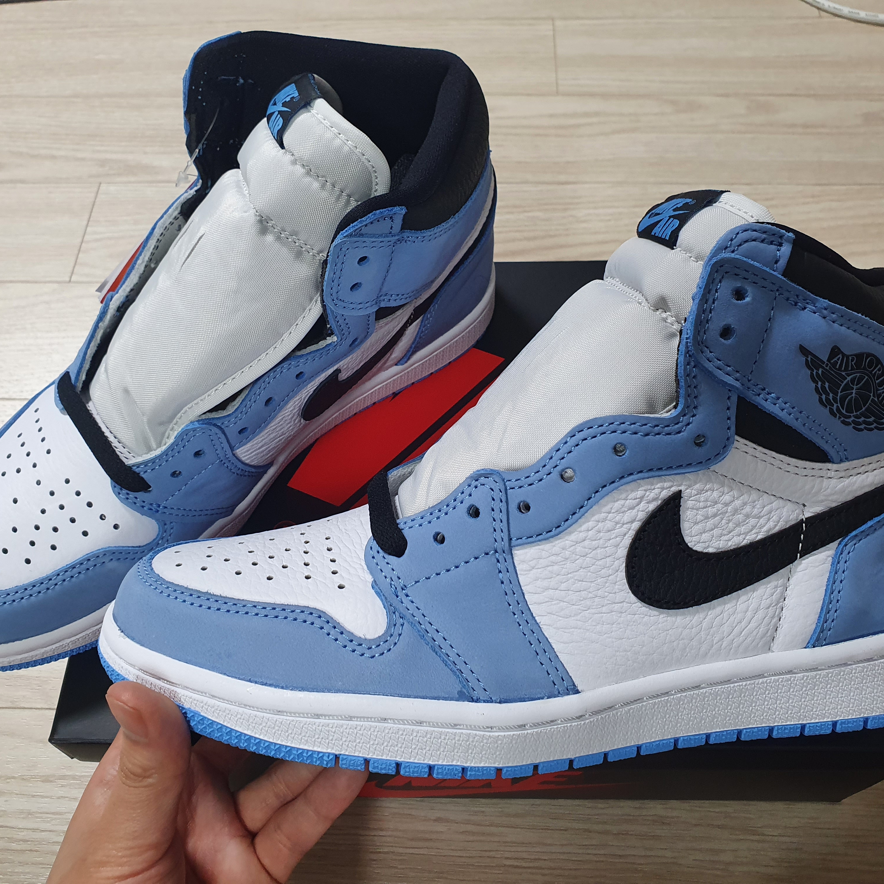 Jordan 1 Retro High OG University Blue 착용 스타일 - 2