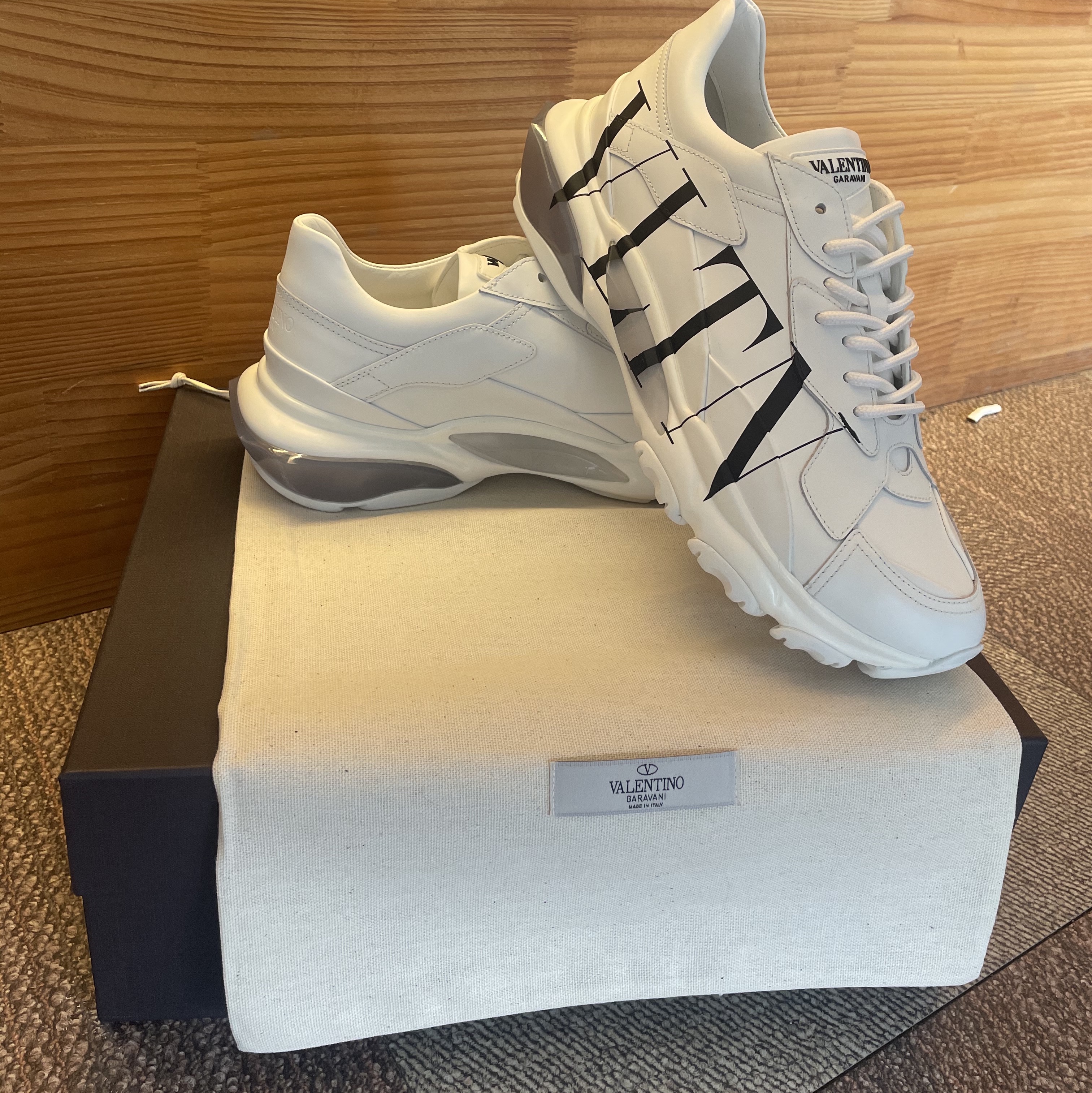 Valentino Bounce Calfskin Sneakers White Black 착용 스타일 - 1