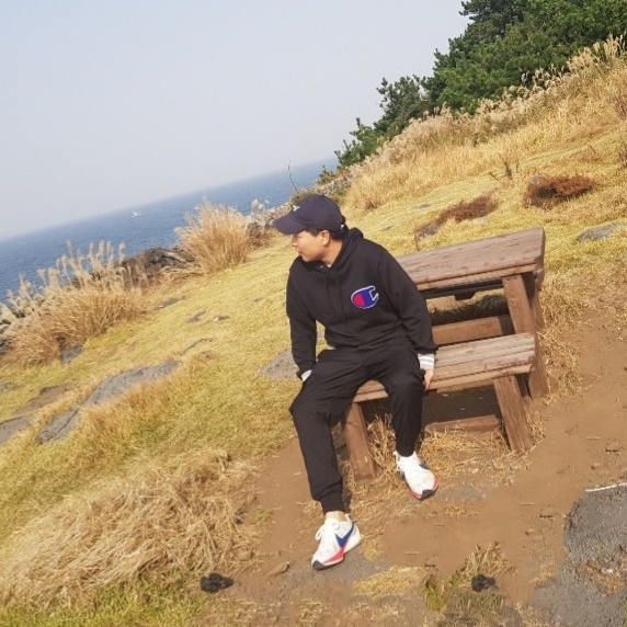 Nike Moon Racer Sail Solar Blue 착용 스타일