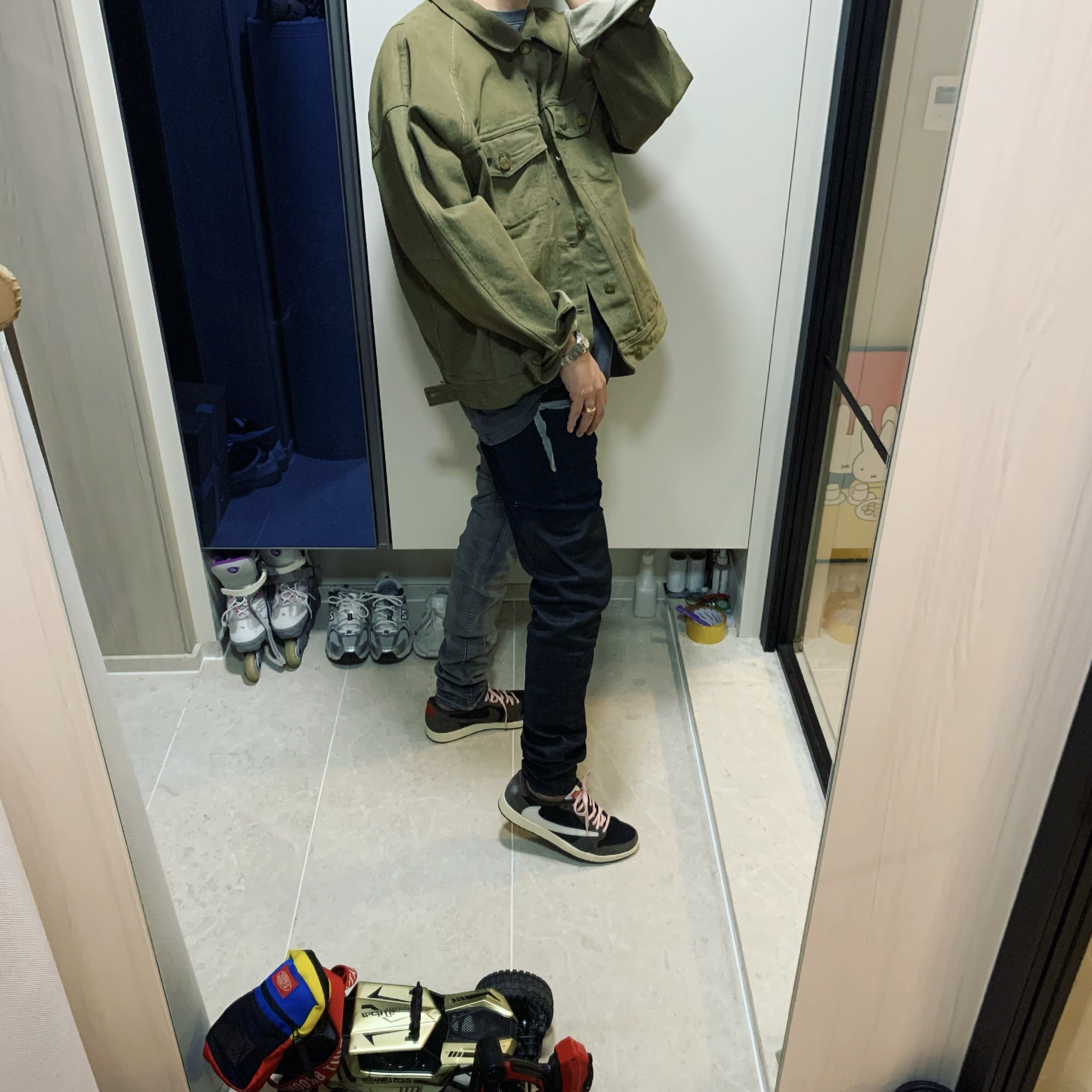 Jordan 1 x Travis Scott Retro Low OG SP Mocha 착용 스타일 - 1
