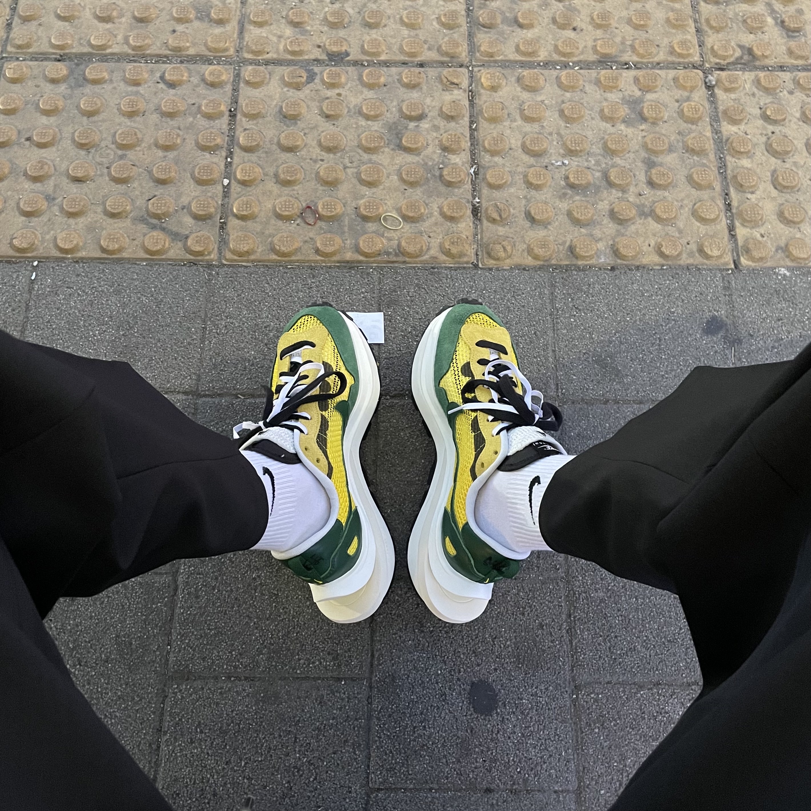 Nike x Sacai VaporWaffle Tour Yellow & Gorge Green Sail 착용 스타일