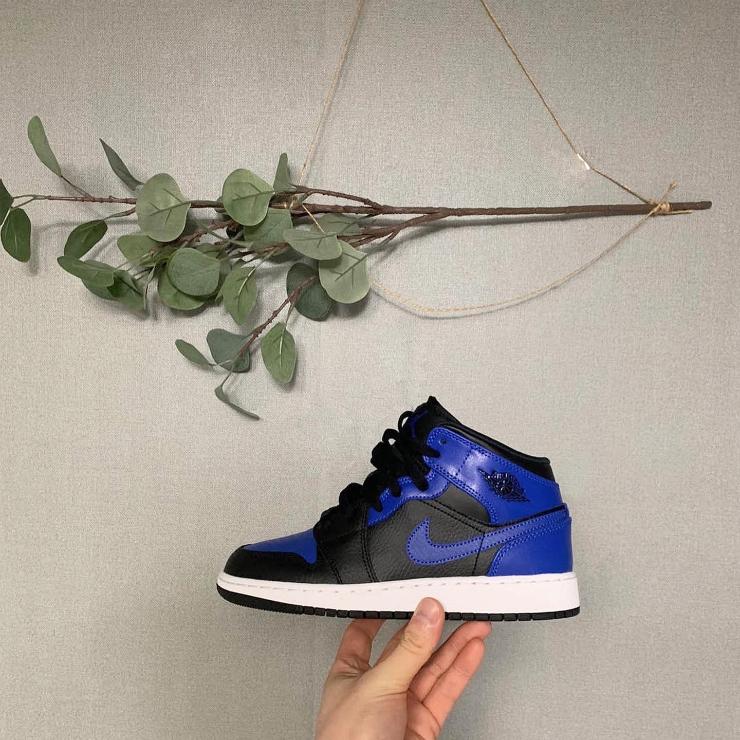 (GS) Jordan 1 Mid Black Hyper Royal 착용 스타일 - 1