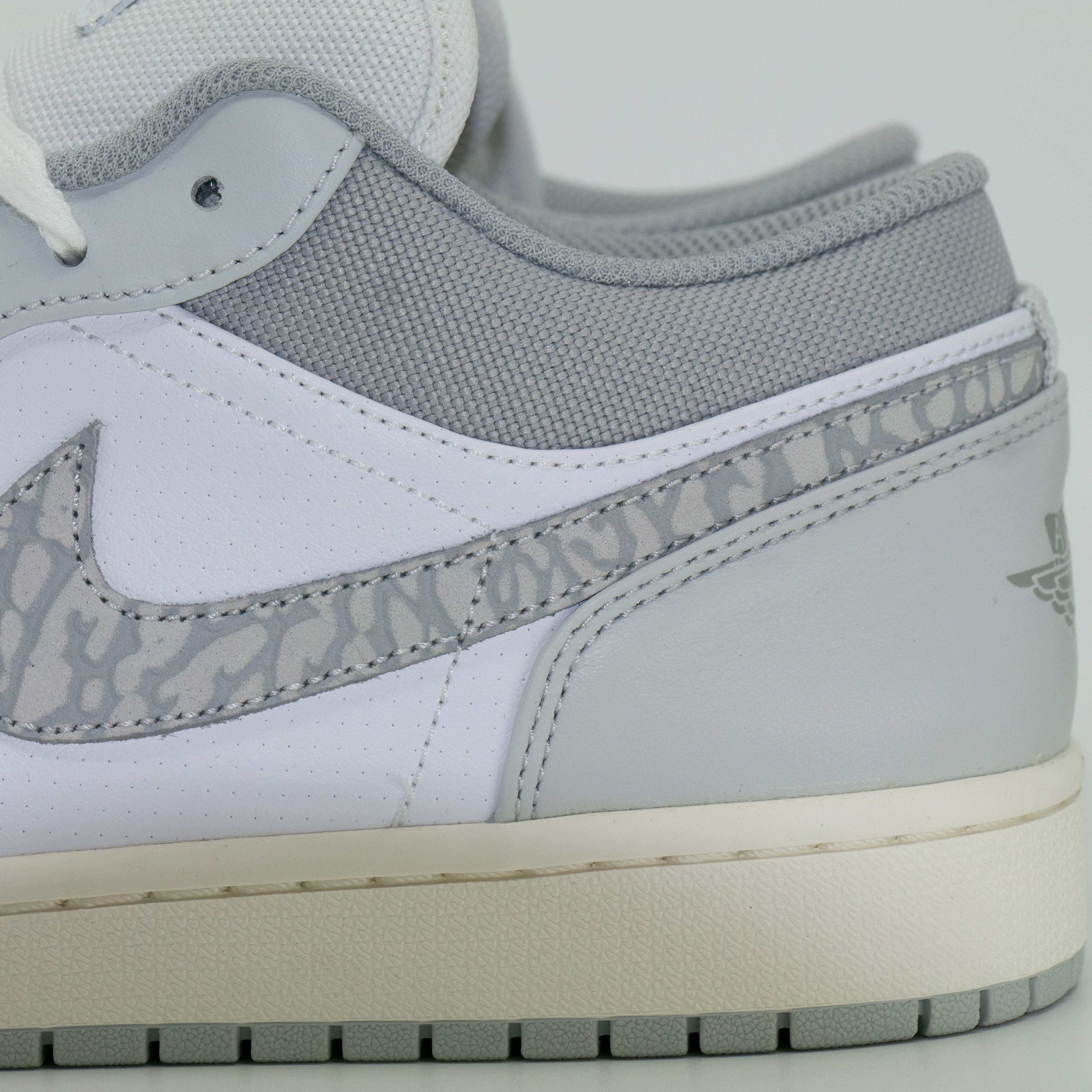 Jordan 1 Low PRM Elephant Print 착용 스타일 - 3
