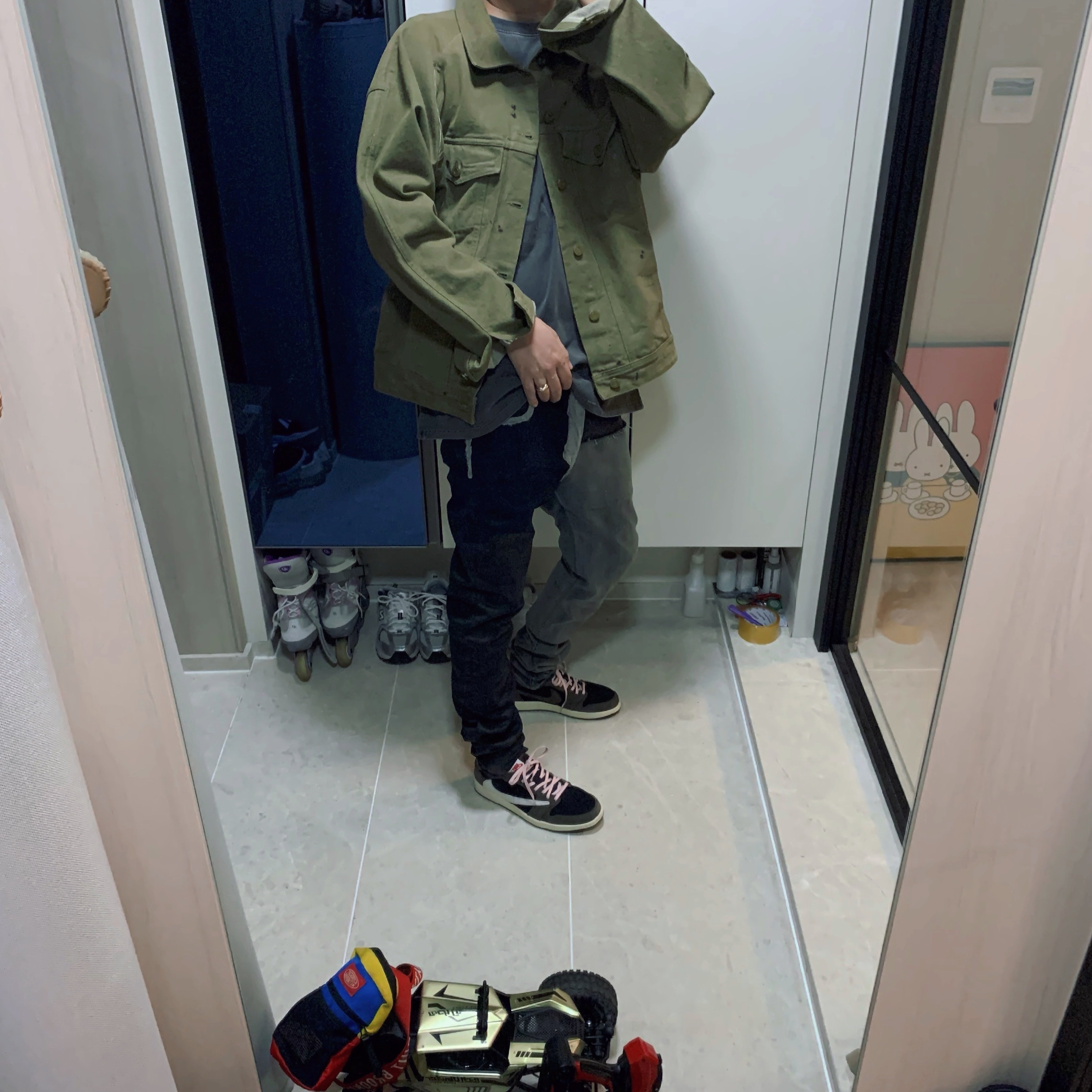 Jordan 1 x Travis Scott Retro Low OG SP Mocha 착용 스타일 - 2