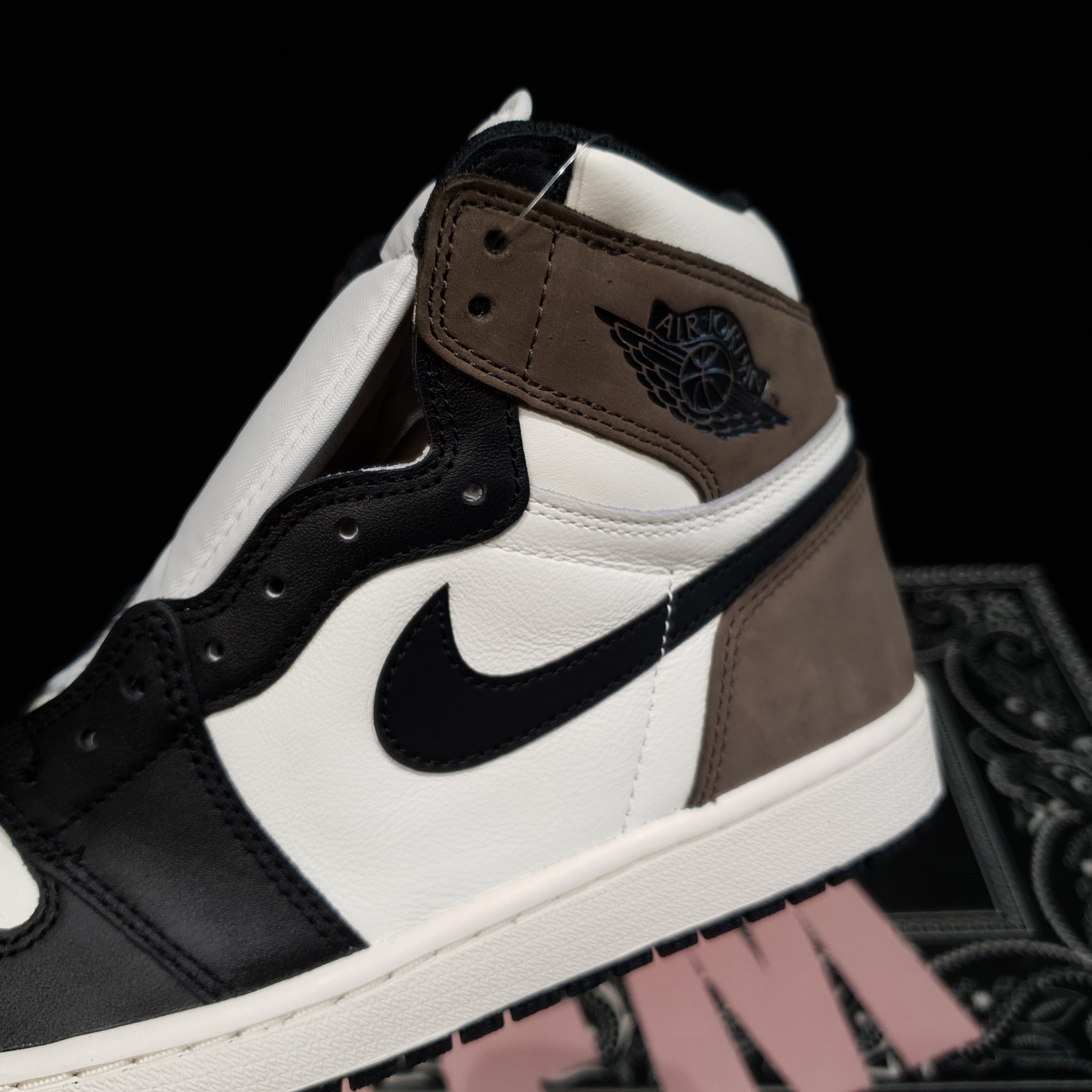 Jordan 1 Retro High OG Black Mocha 착용 스타일 - 2