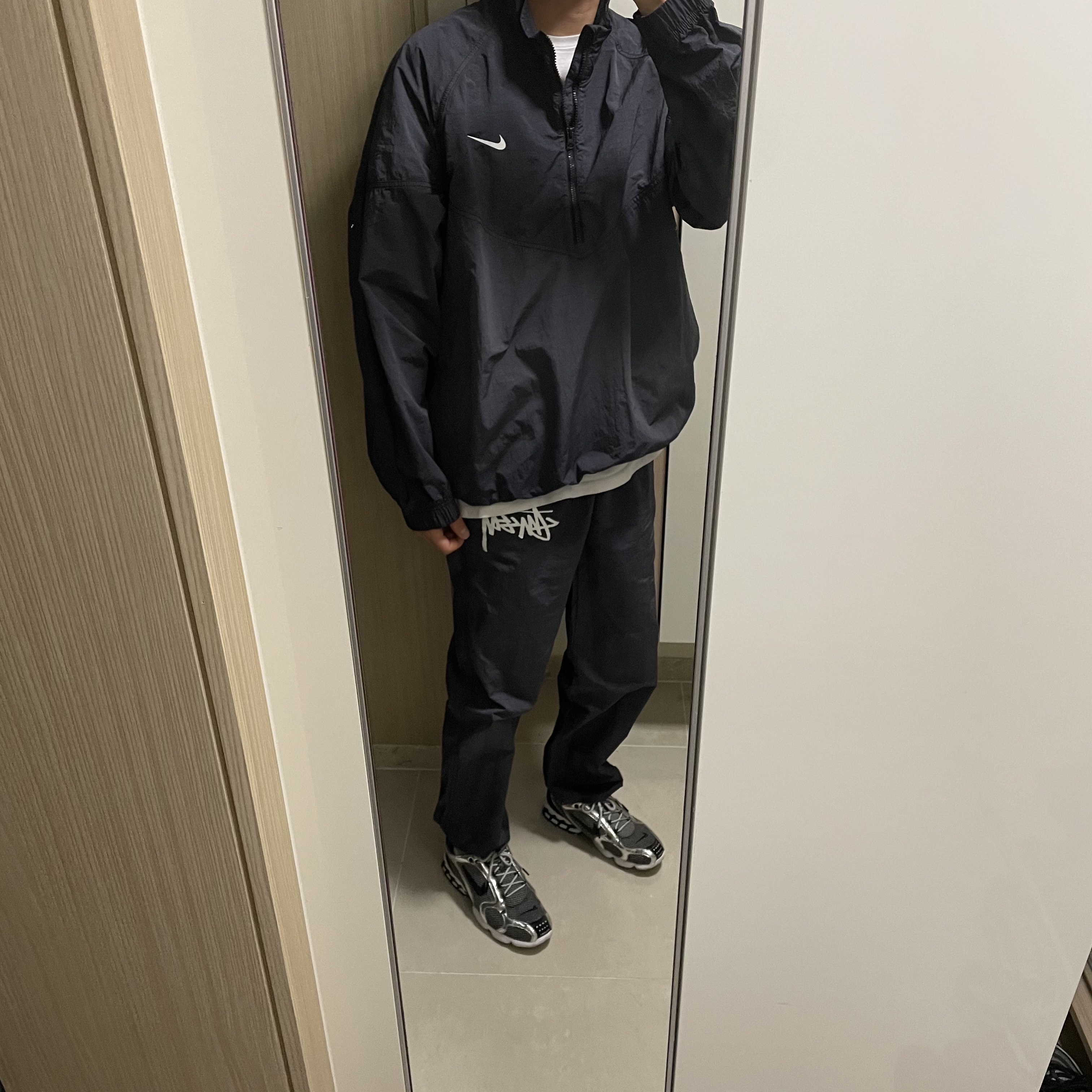 Nike x Stussy Windrunner Jacket Off Noir, Nike x Stussy Beach Pants Off Noir 착용 스타일