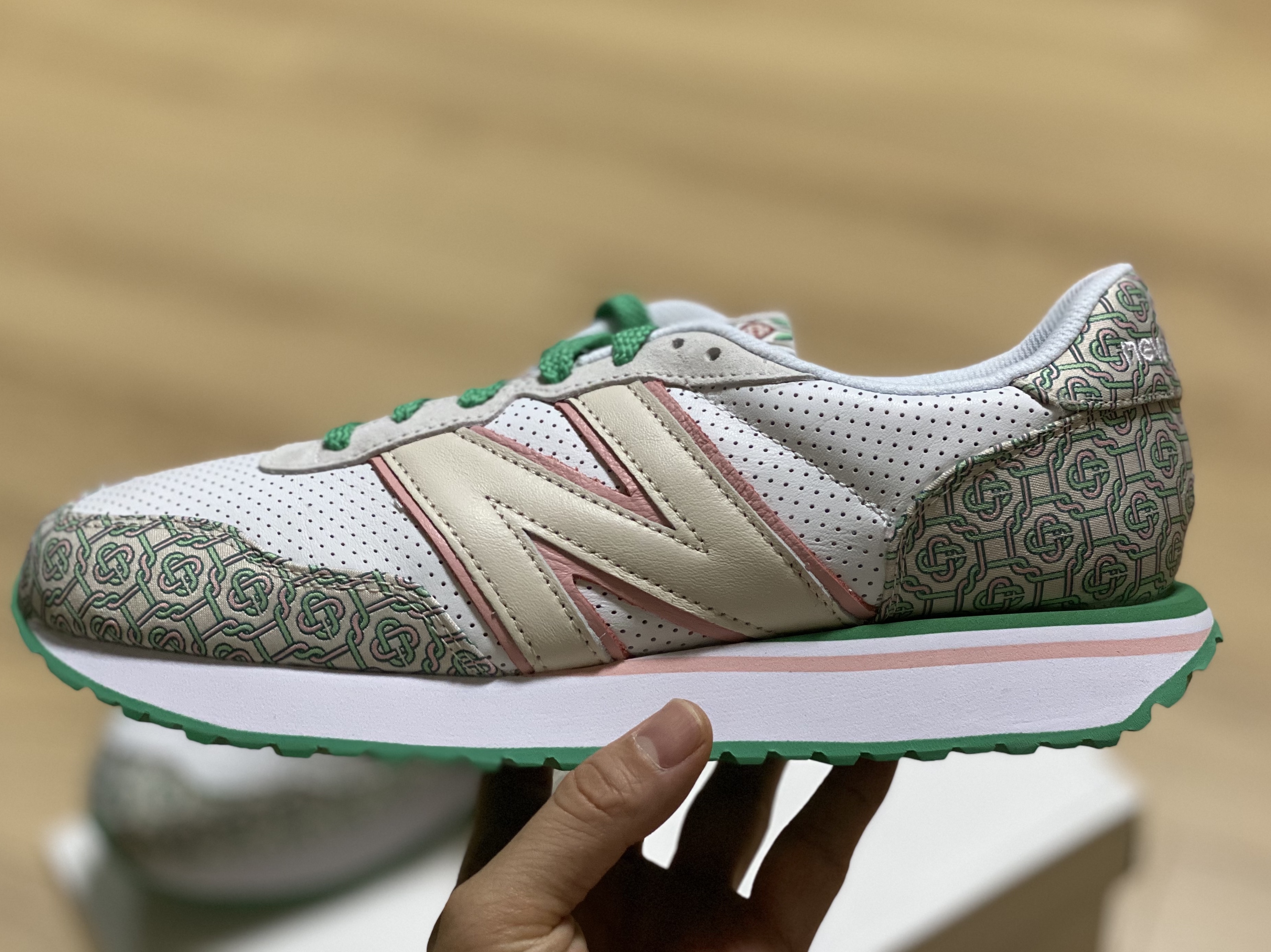New Balance x Casablanca 237 Idealist Monogram White Green 착용 스타일 - 2