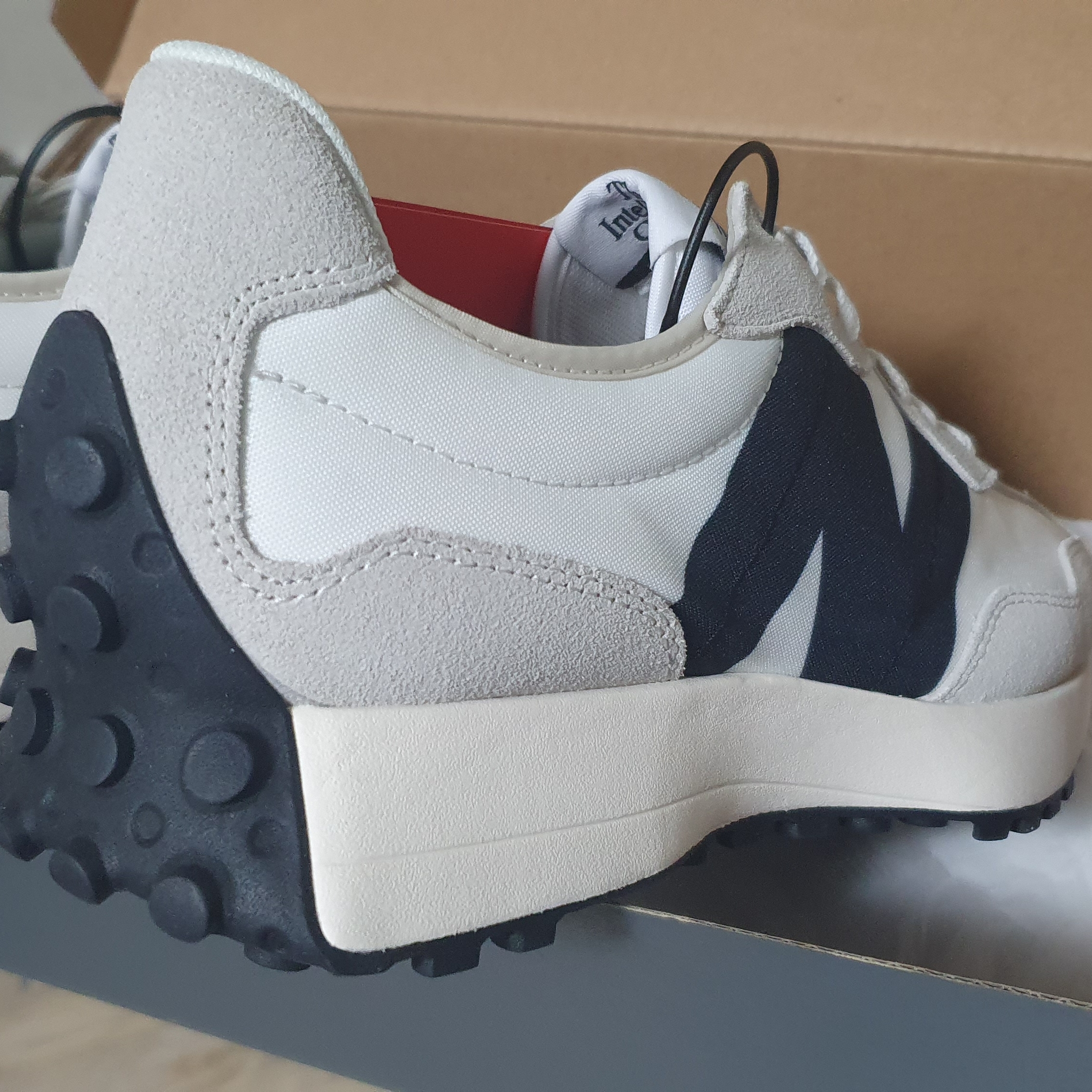 New Balance 327 White Black 착용 스타일
