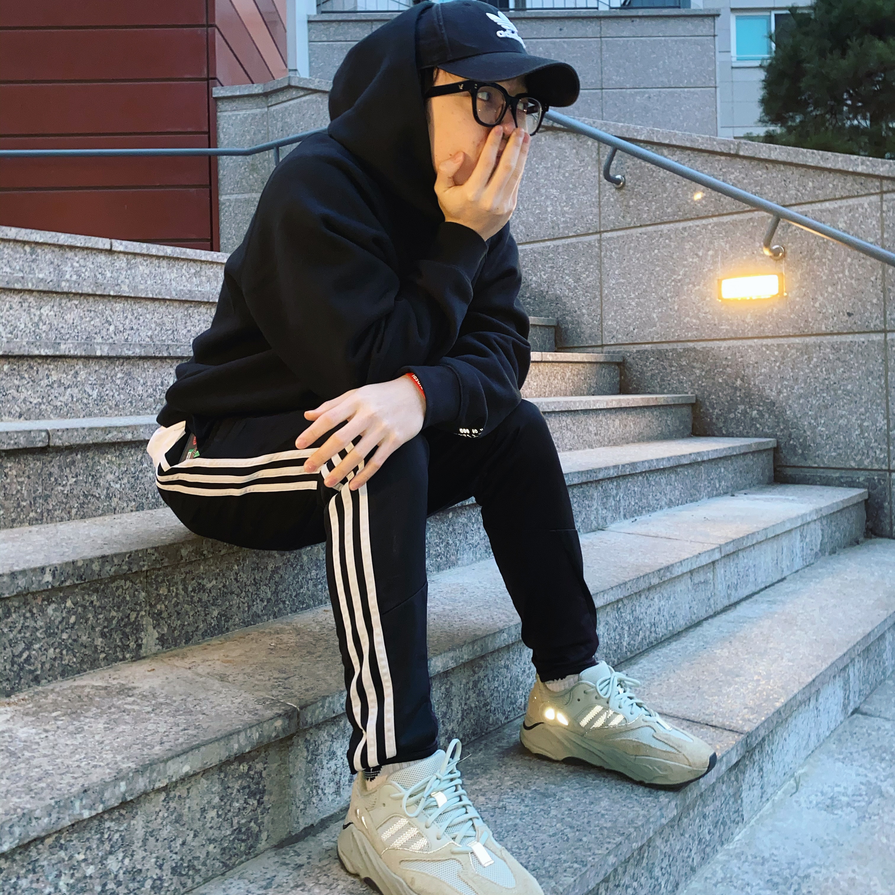 Essentials 3D Silicon Applique Pullover Hoodie Dark Slate/Black 2020, Adidas Yeezy Boost 700 Salt 착용 스타일