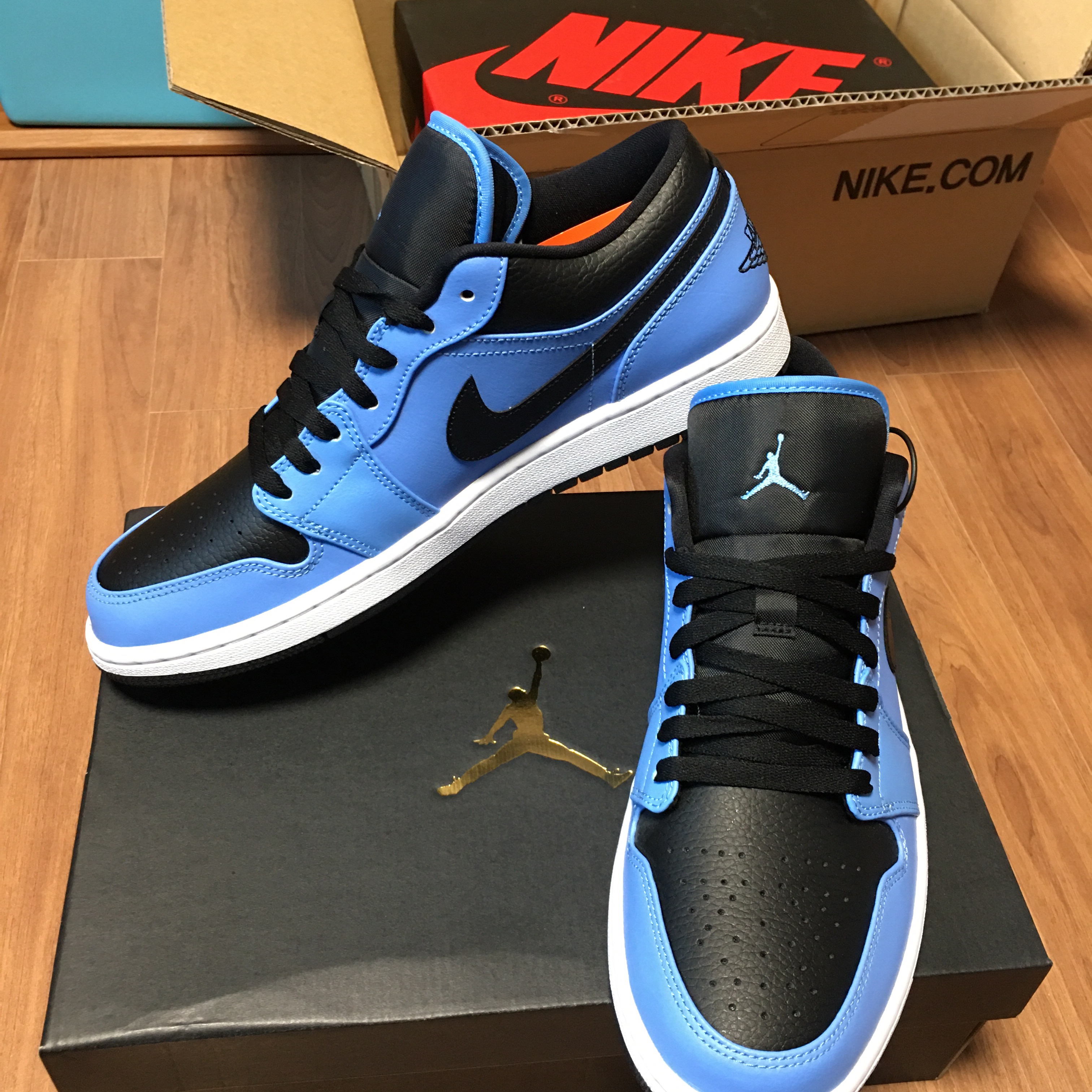Jordan 1 Low University Blue Black 착용 스타일 - 1