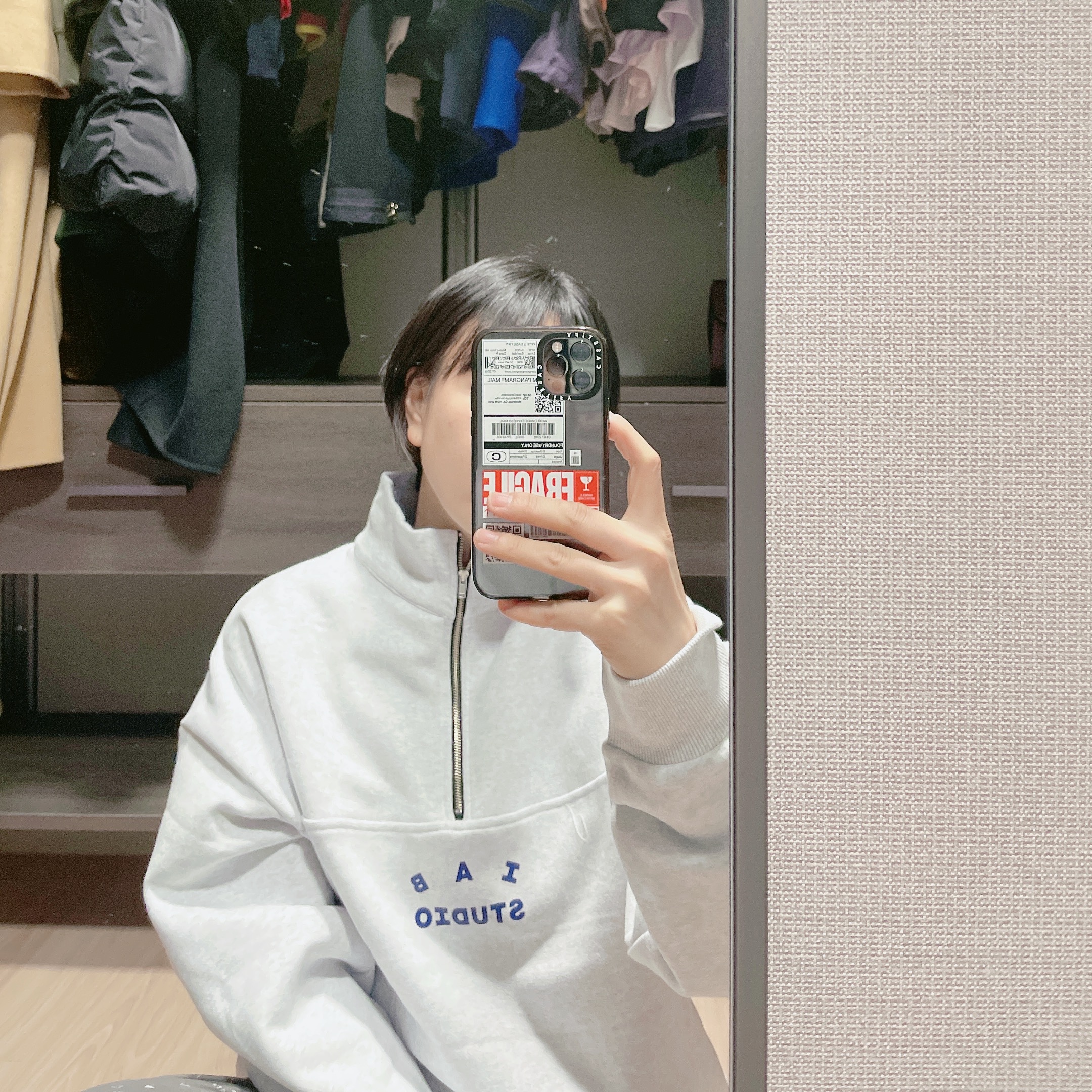IAB Studio Half Zip Pullover Light Gray 착용 스타일
