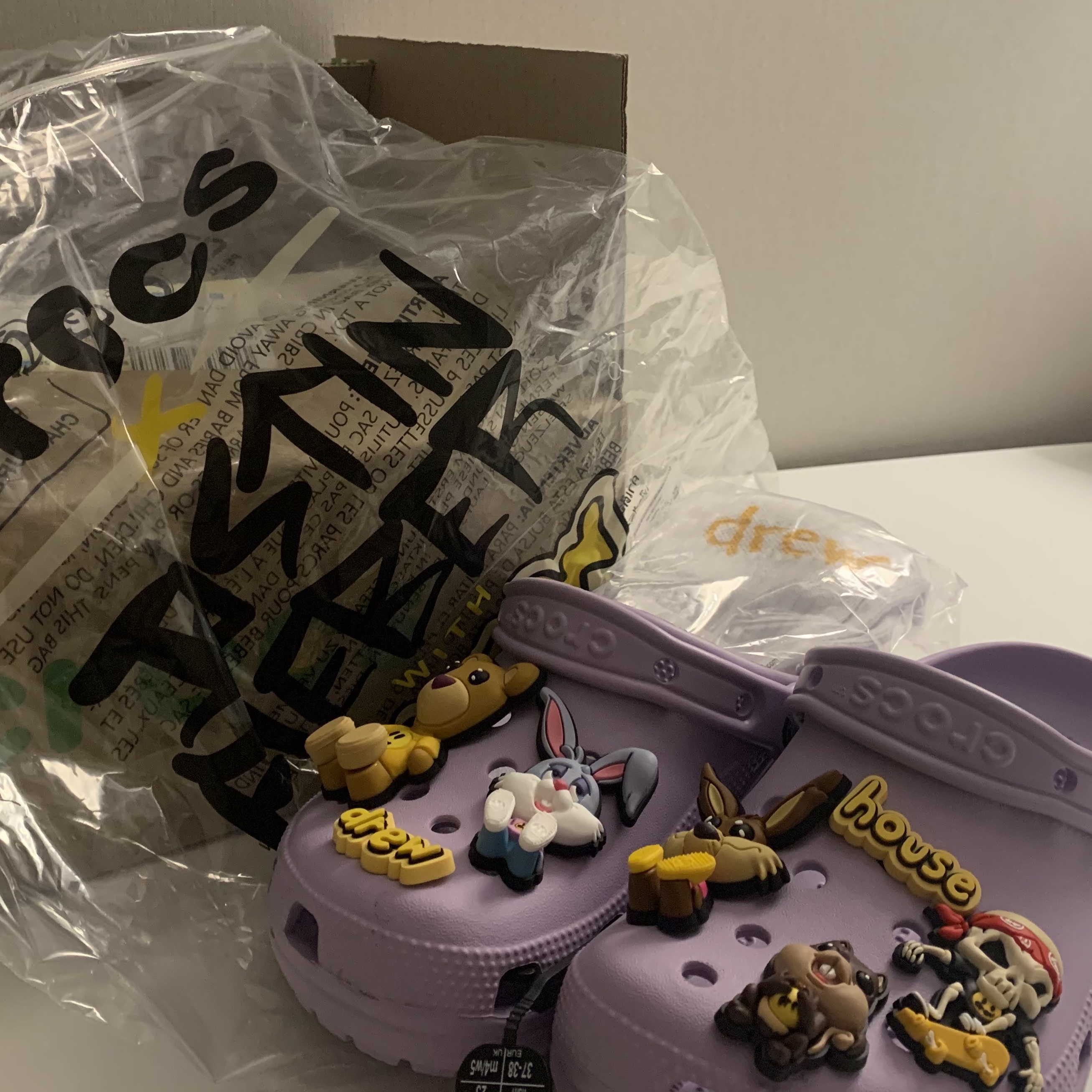 Crocs x Justin Bieber x Drew Classic Clog Lavender 착용 스타일