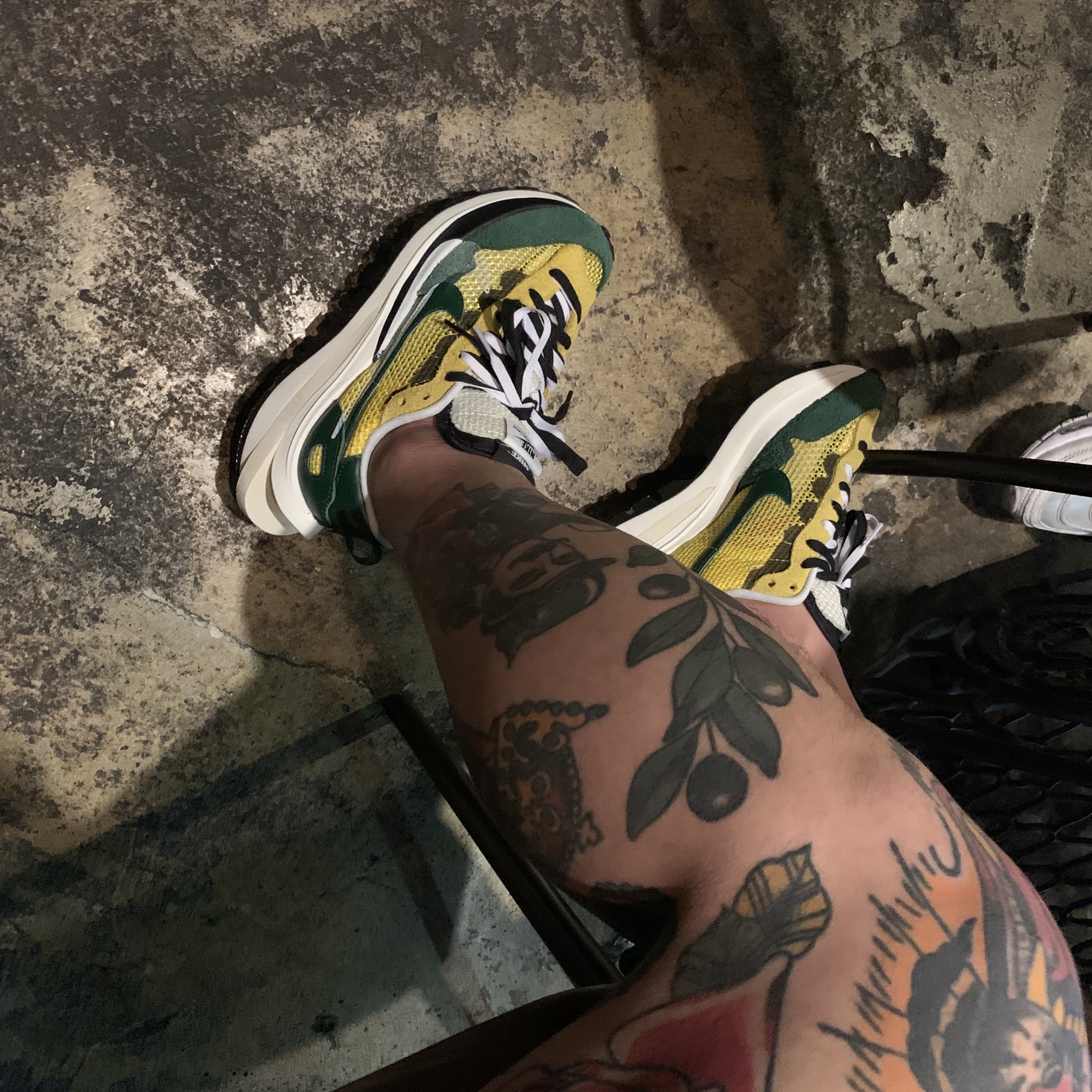 Nike x Sacai VaporWaffle Tour Yellow & Gorge Green Sail 착용 스타일