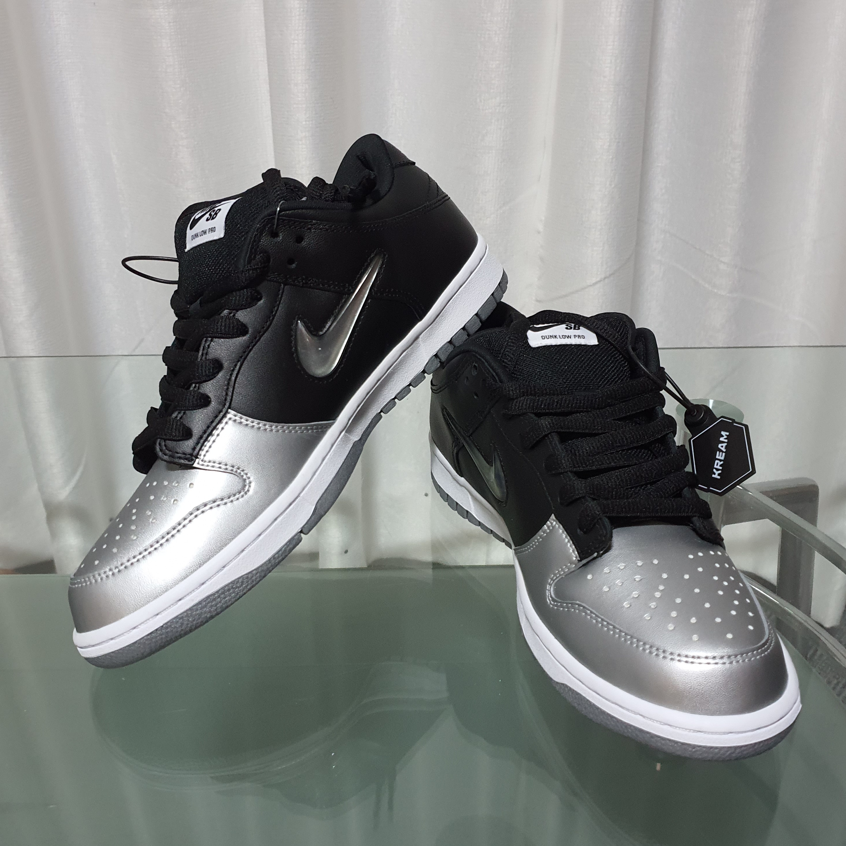 Nike x Supreme SB Dunk Low Jewel Swoosh Silver 착용 스타일 - 2