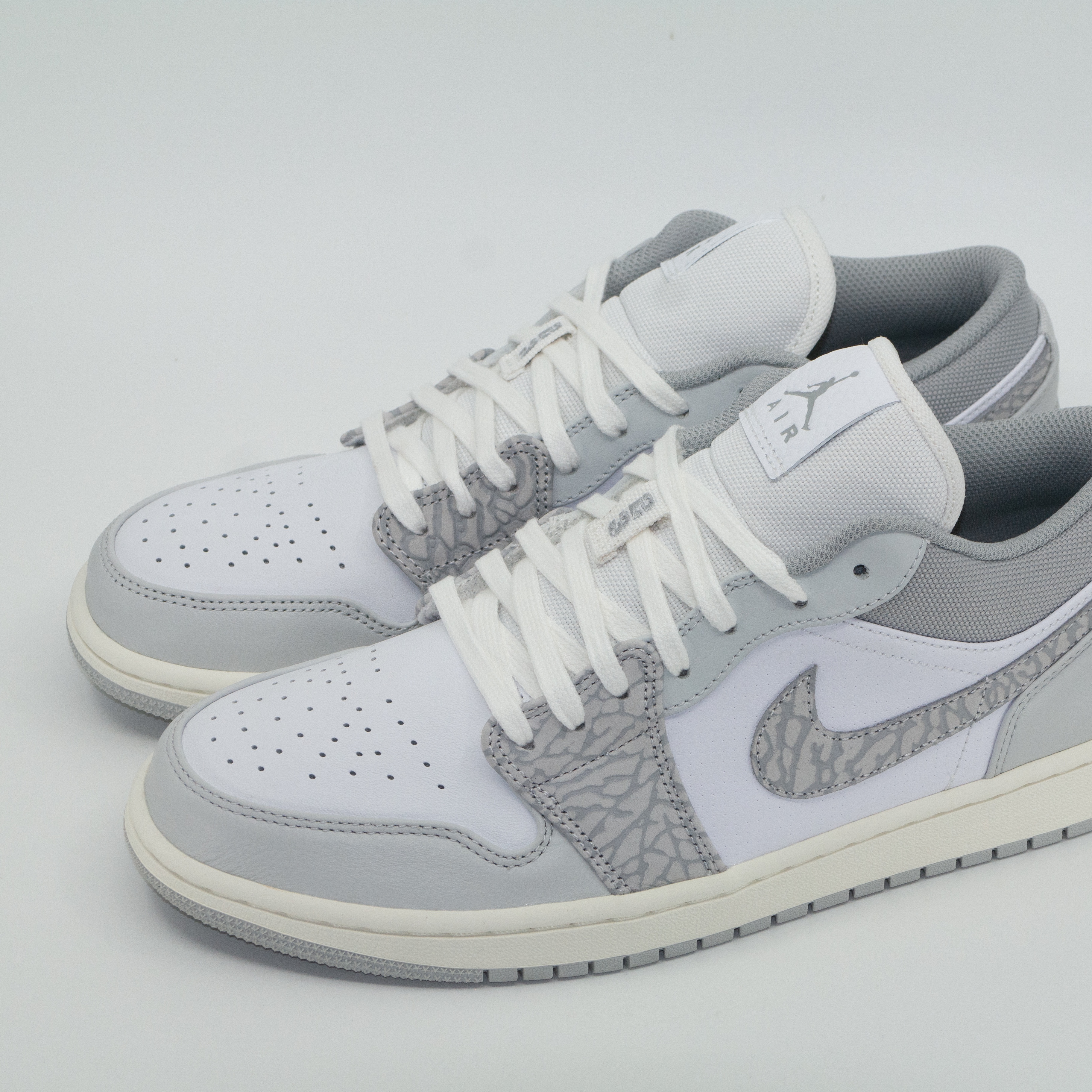Jordan 1 Low PRM Elephant Print 착용 스타일 - 1
