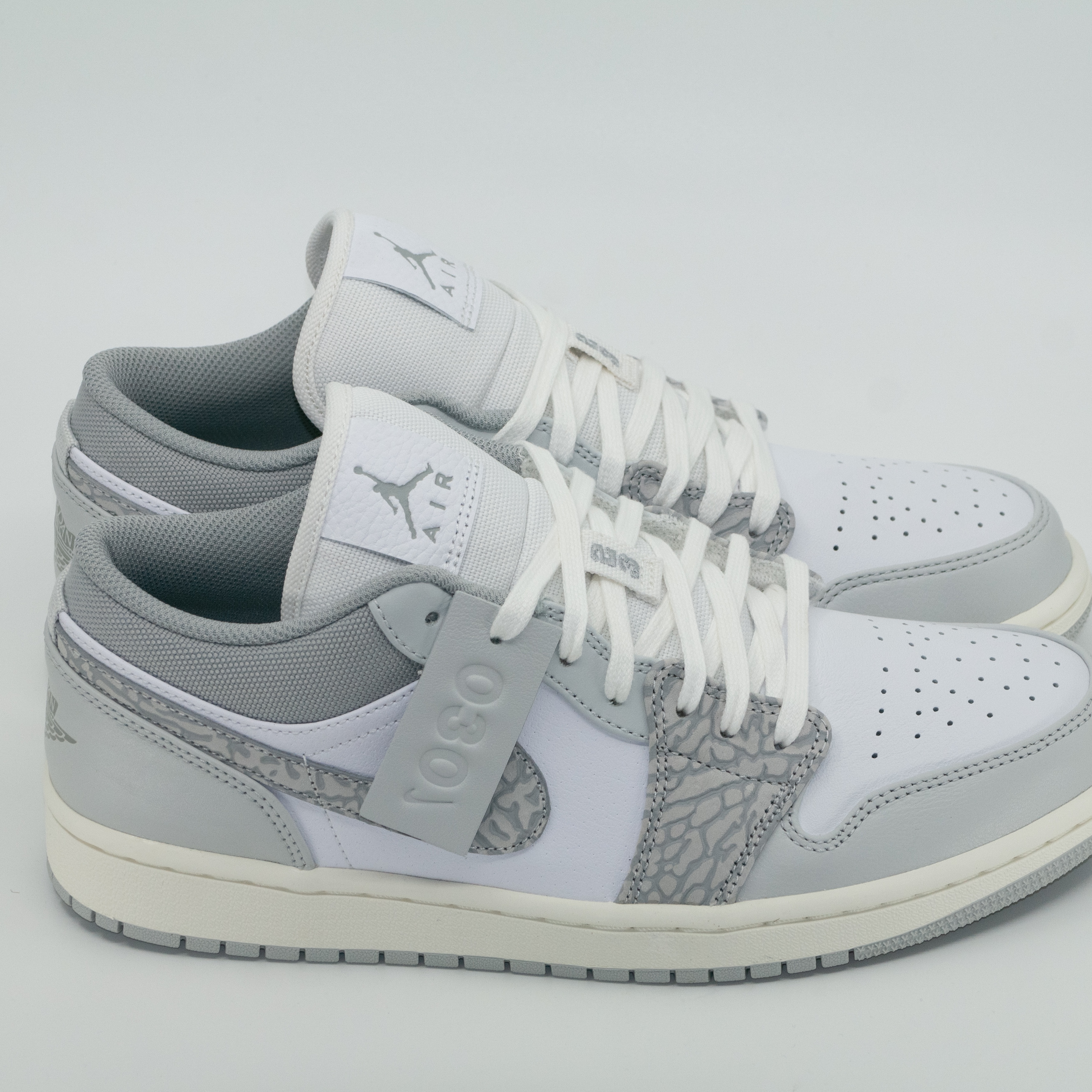 Jordan 1 Low PRM Elephant Print 착용 스타일 - 2