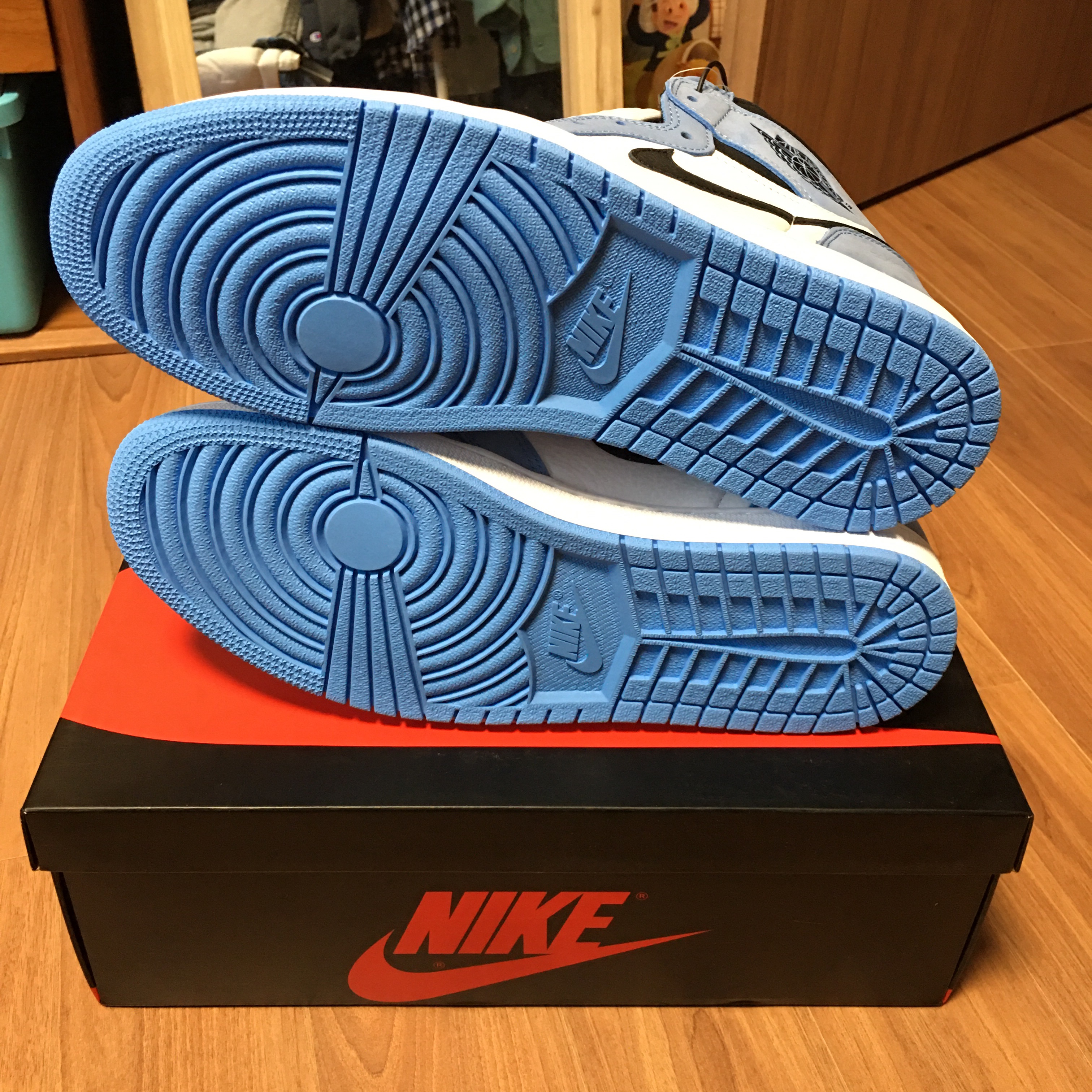 Jordan 1 Retro High OG University Blue 착용 스타일 - 5