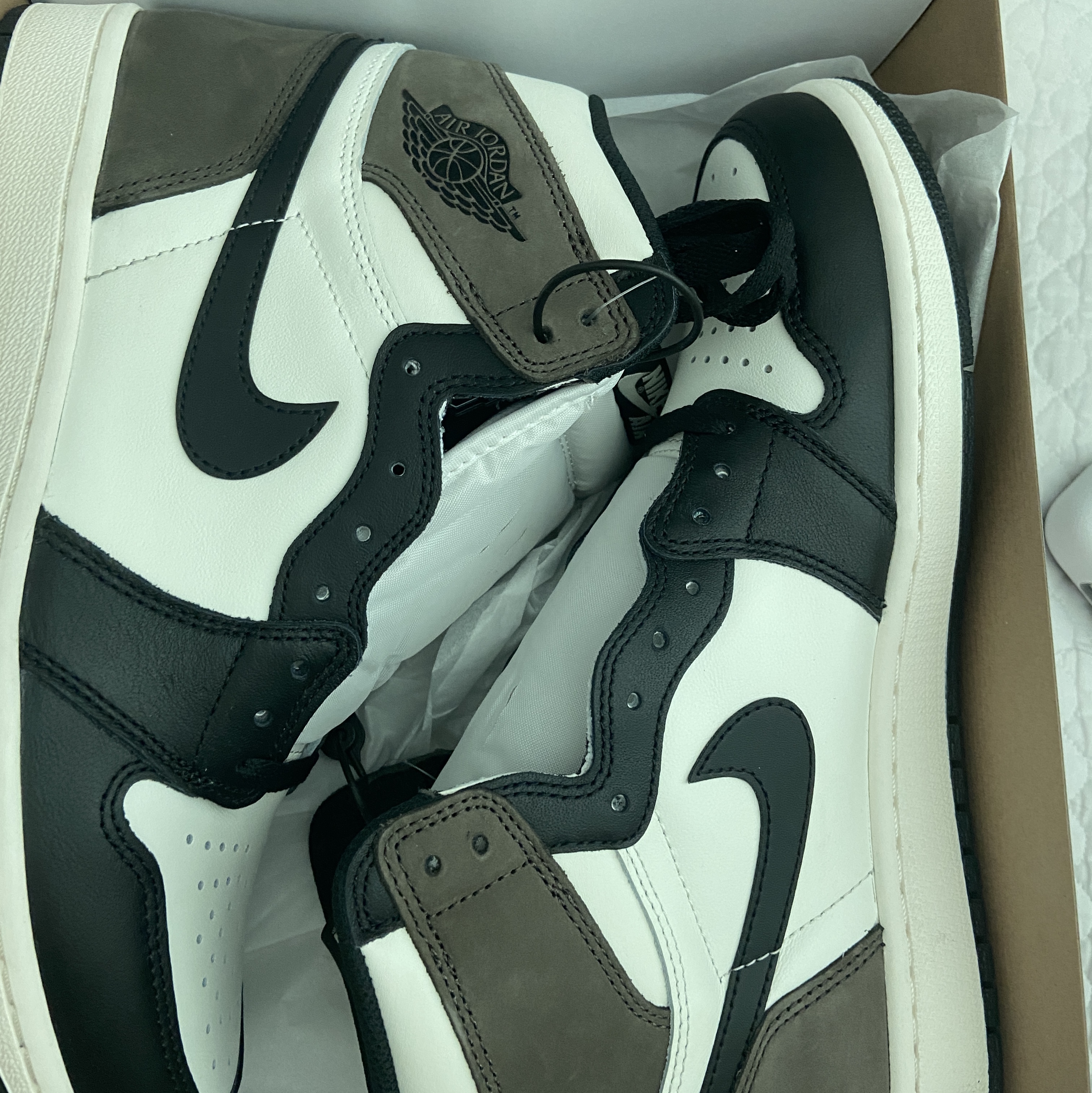 Jordan 1 Retro High OG Black Mocha 착용 스타일 - 3