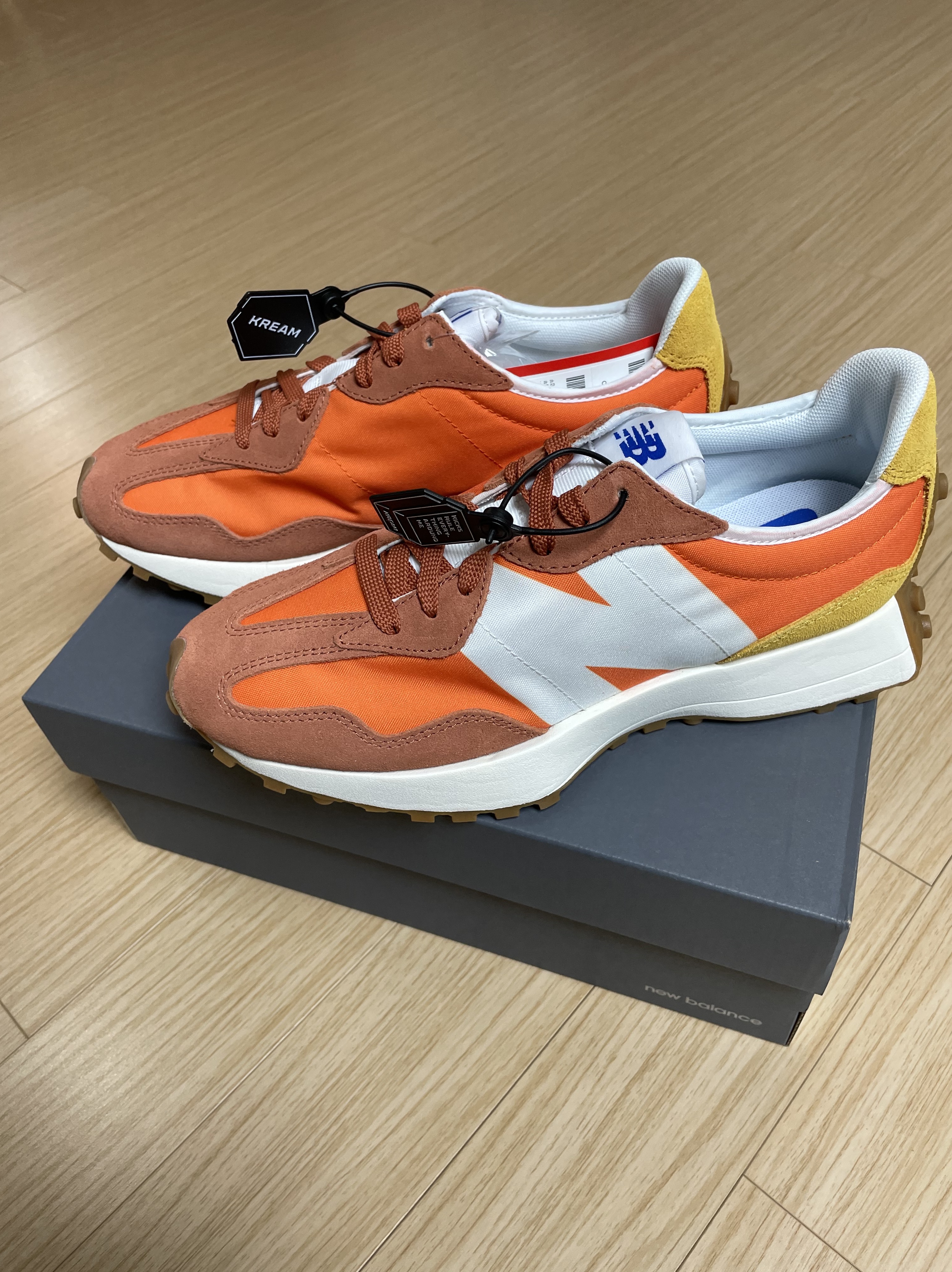 New Balance 327 Orange 착용 스타일