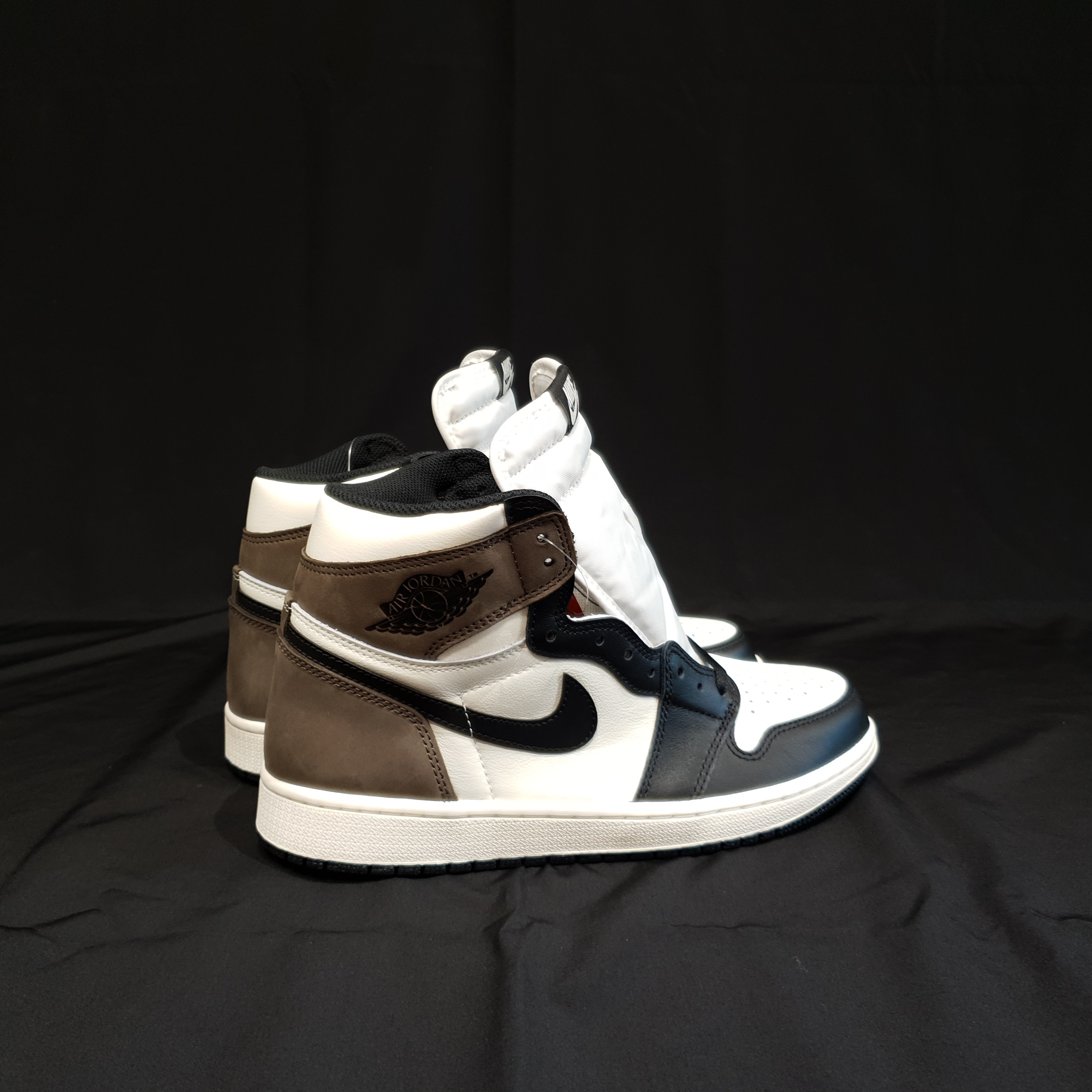 Jordan 1 Retro High OG Black Mocha 착용 스타일 - 3